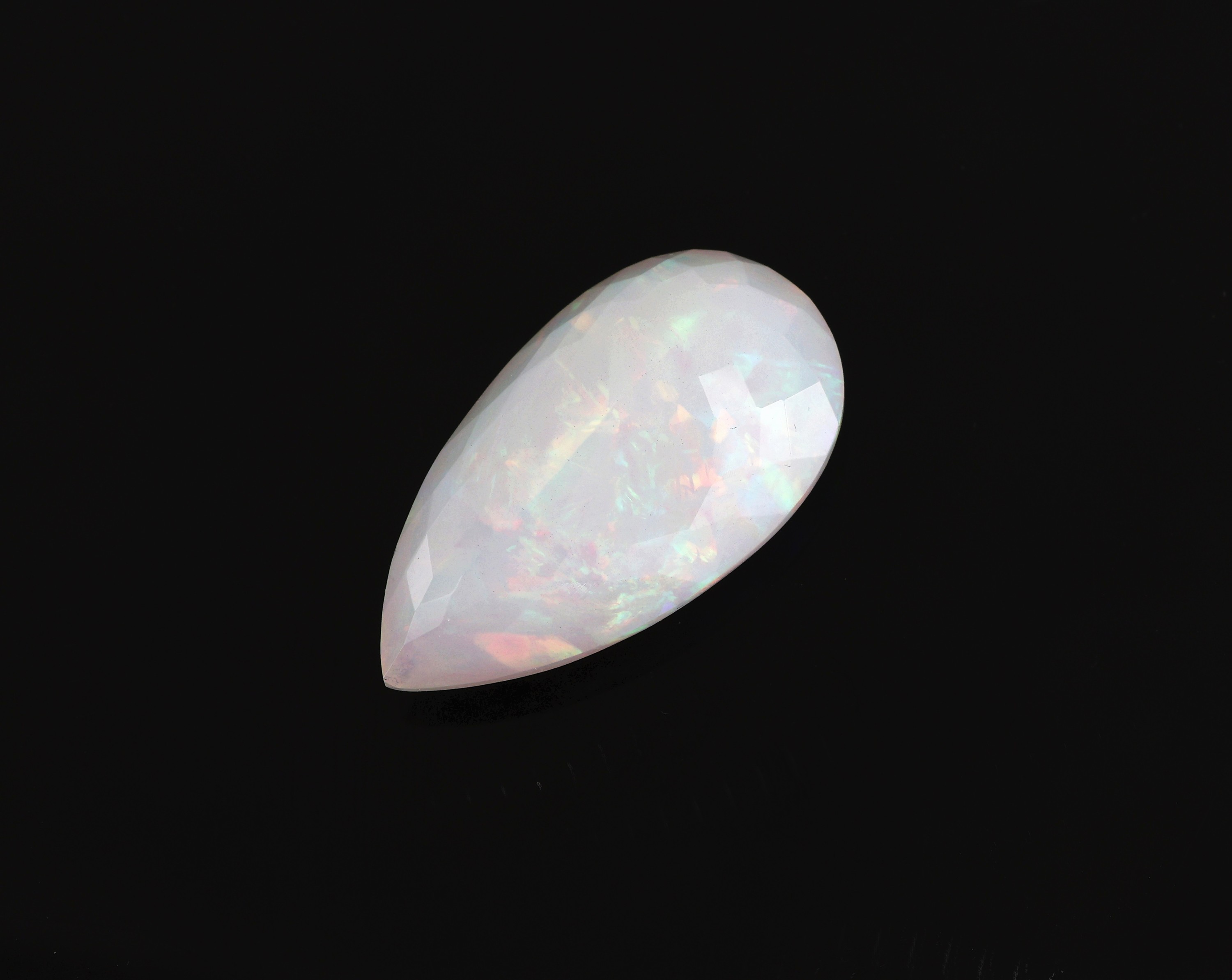 Detail a: Loser facett. Opaltropfen, ca. 17.31 ct, IGI Expertise anbei, light orange translucent , natural inclusion(s) pattern