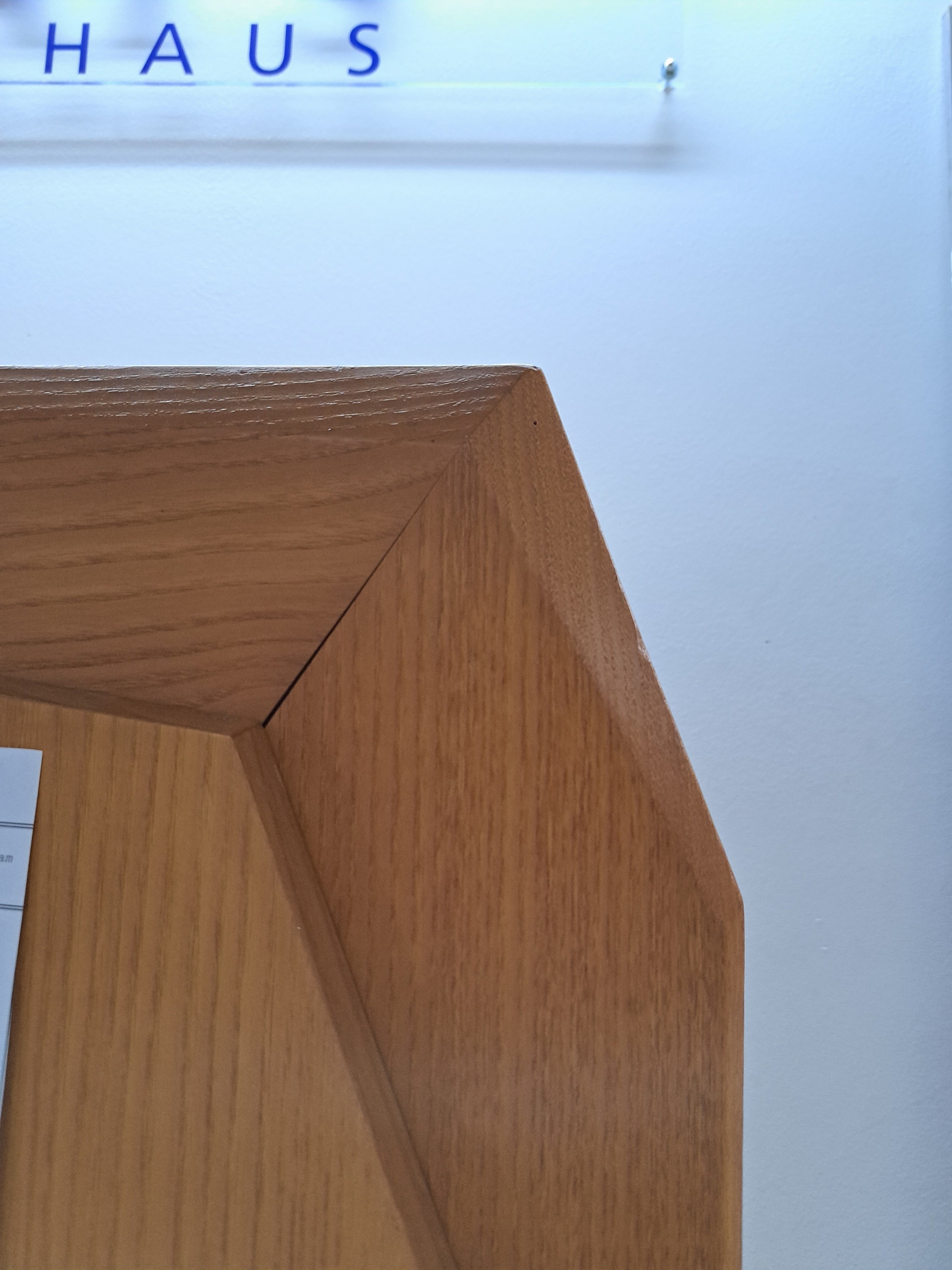Detail d: Anthroposophischer Kleiderschrank, wohl Felix Kayser 1892-1980), 1930er-Jahre, sog. Schiller-Möbel, Rüsterfurnier auf Rüster, zweitürig, ...