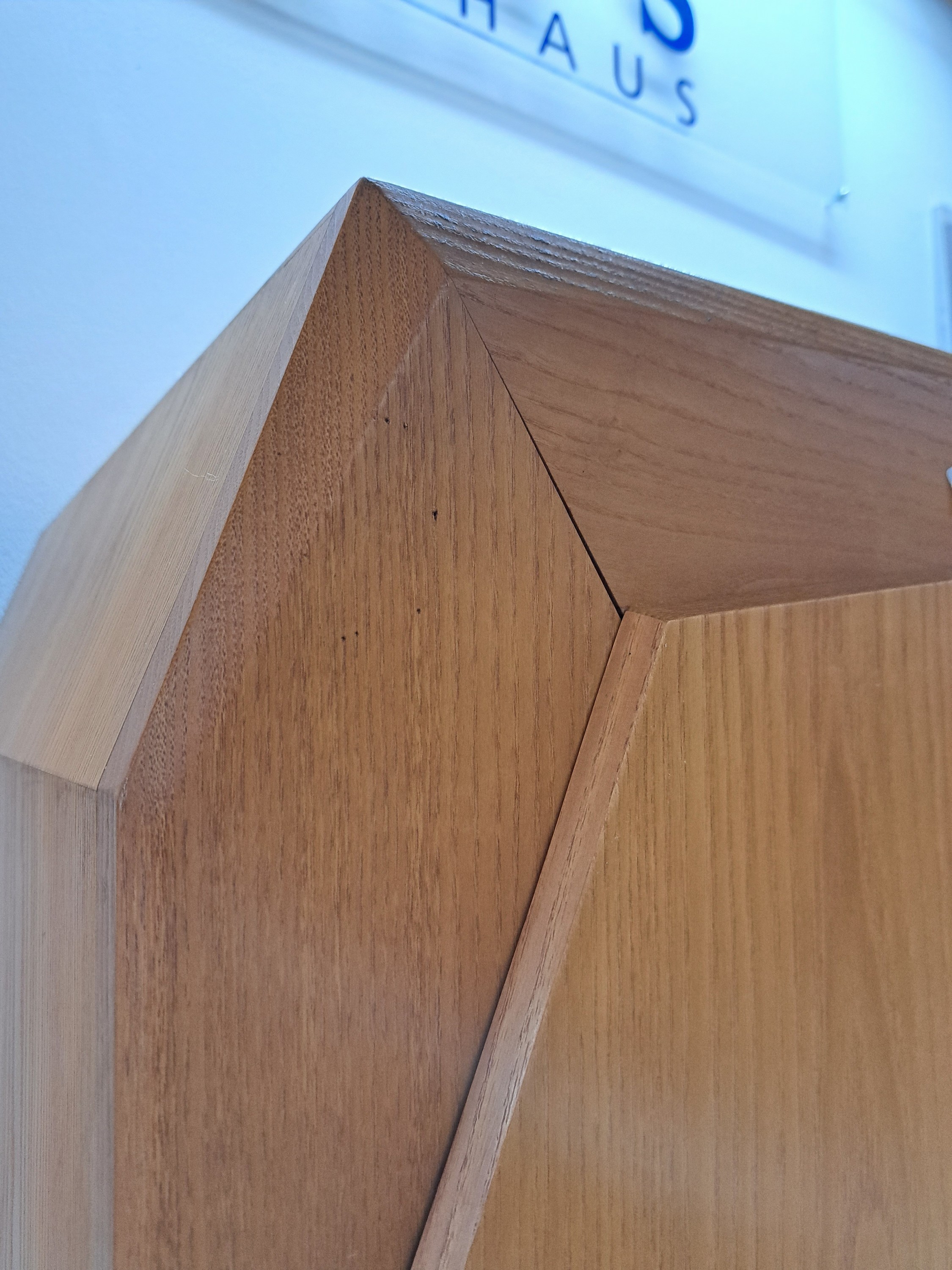 Detail e: Anthroposophischer Kleiderschrank, wohl Felix Kayser 1892-1980), 1930er-Jahre, sog. Schiller-Möbel, Rüsterfurnier auf Rüster, zweitürig, ...