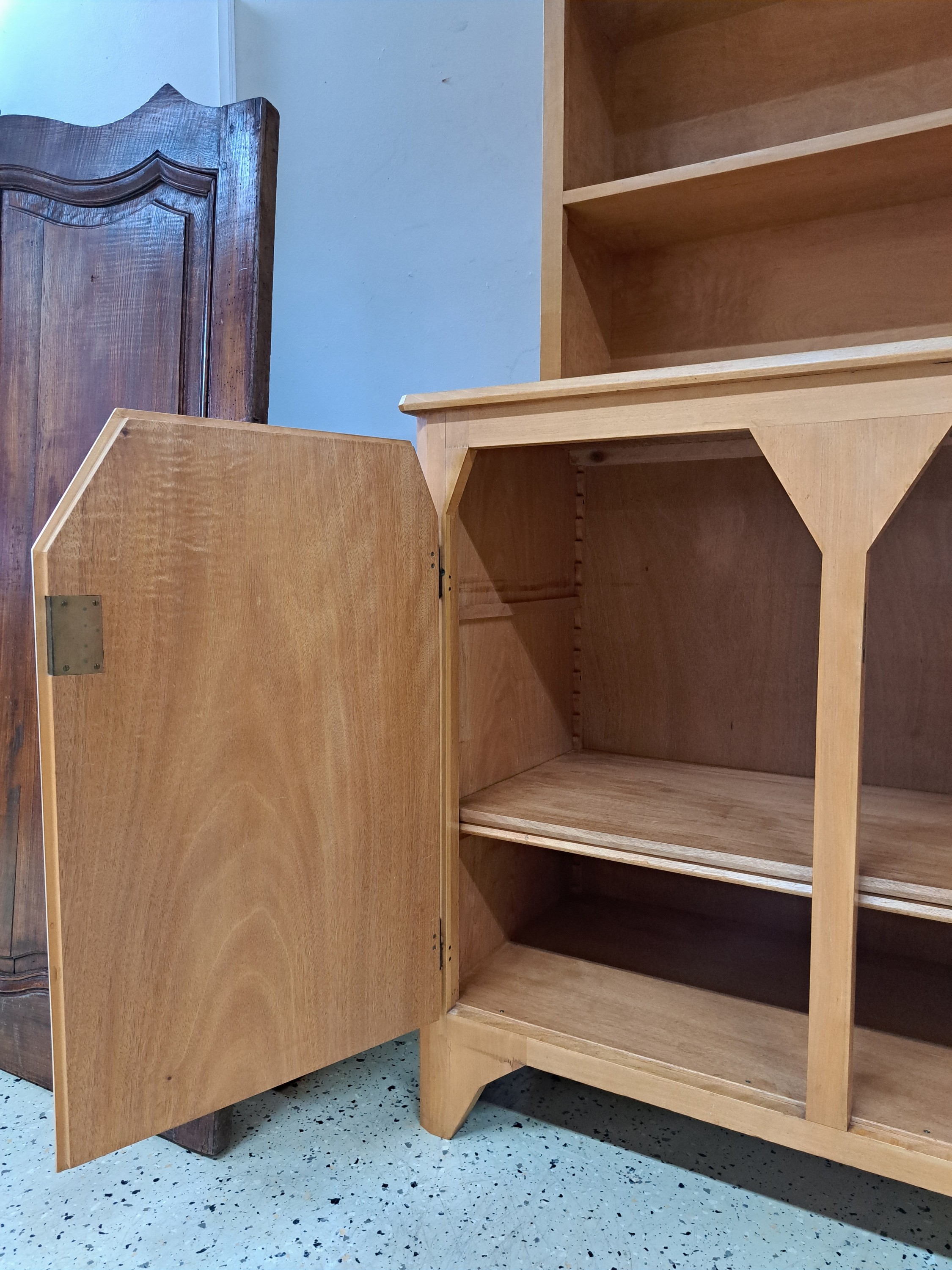Detail h: Anthroposophischer Aufsatzschrank, wohl Felix Kayser (1892-1980), 1930er-Jahre, sog. Schiller-Möbel, Rüsterfurnier auf Rüster, zweitüriges ...