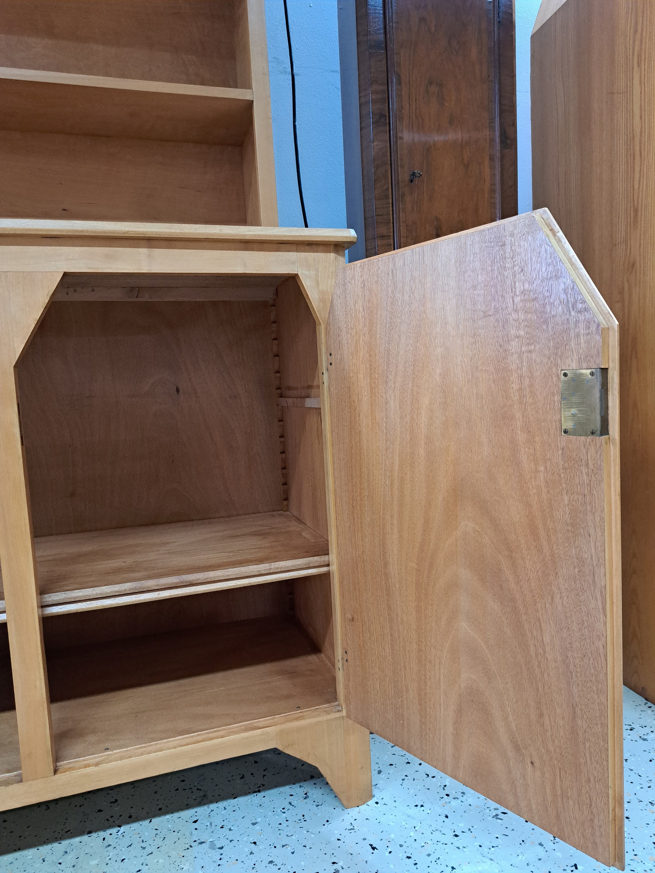 Detail i: Anthroposophischer Aufsatzschrank, wohl Felix Kayser (1892-1980), 1930er-Jahre, sog. Schiller-Möbel, Rüsterfurnier auf Rüster, zweitüriges ...