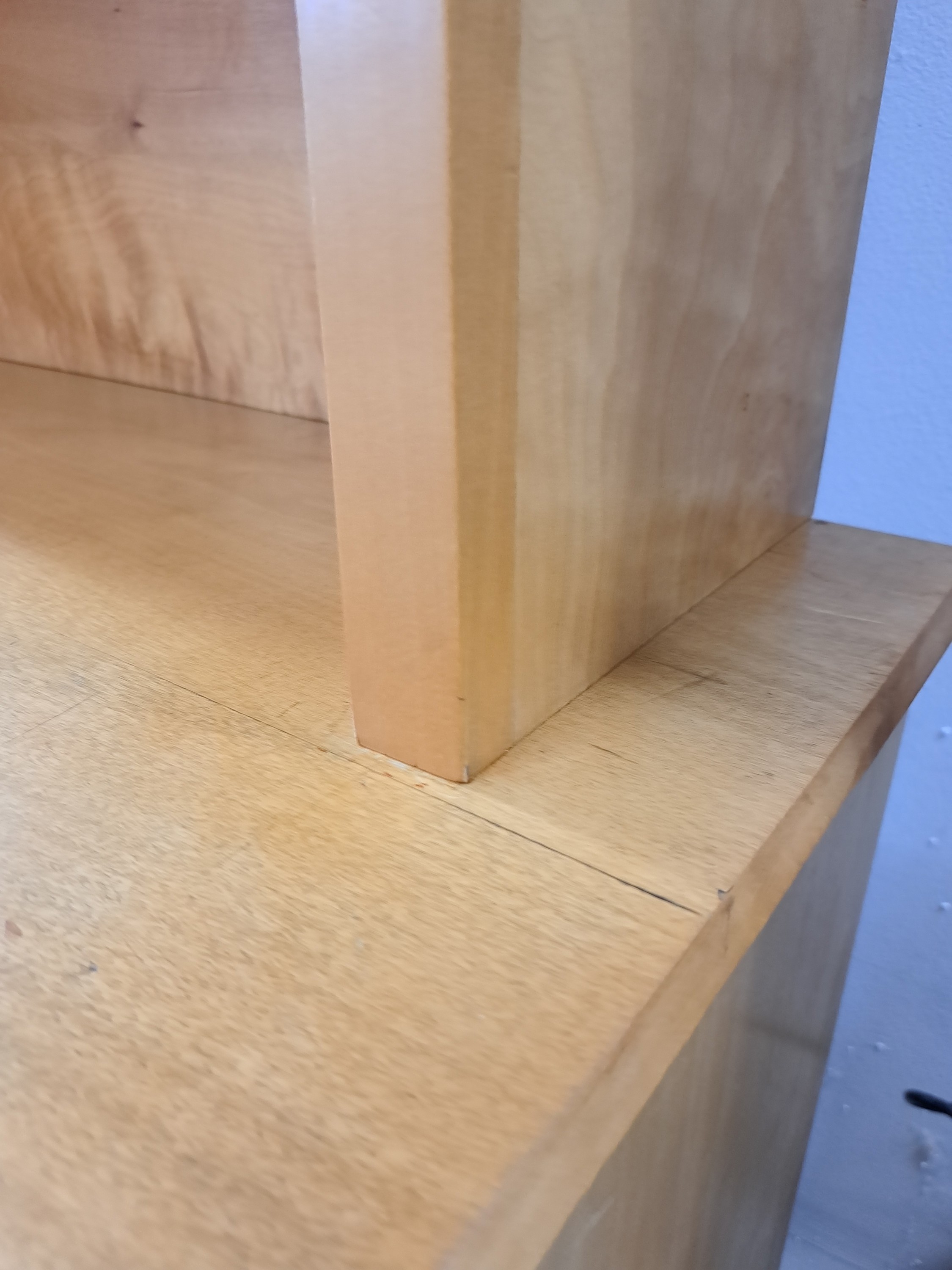 Detail n: Anthroposophischer Aufsatzschrank, wohl Felix Kayser (1892-1980), 1930er-Jahre, sog. Schiller-Möbel, Rüsterfurnier auf Rüster, zweitüriges ...