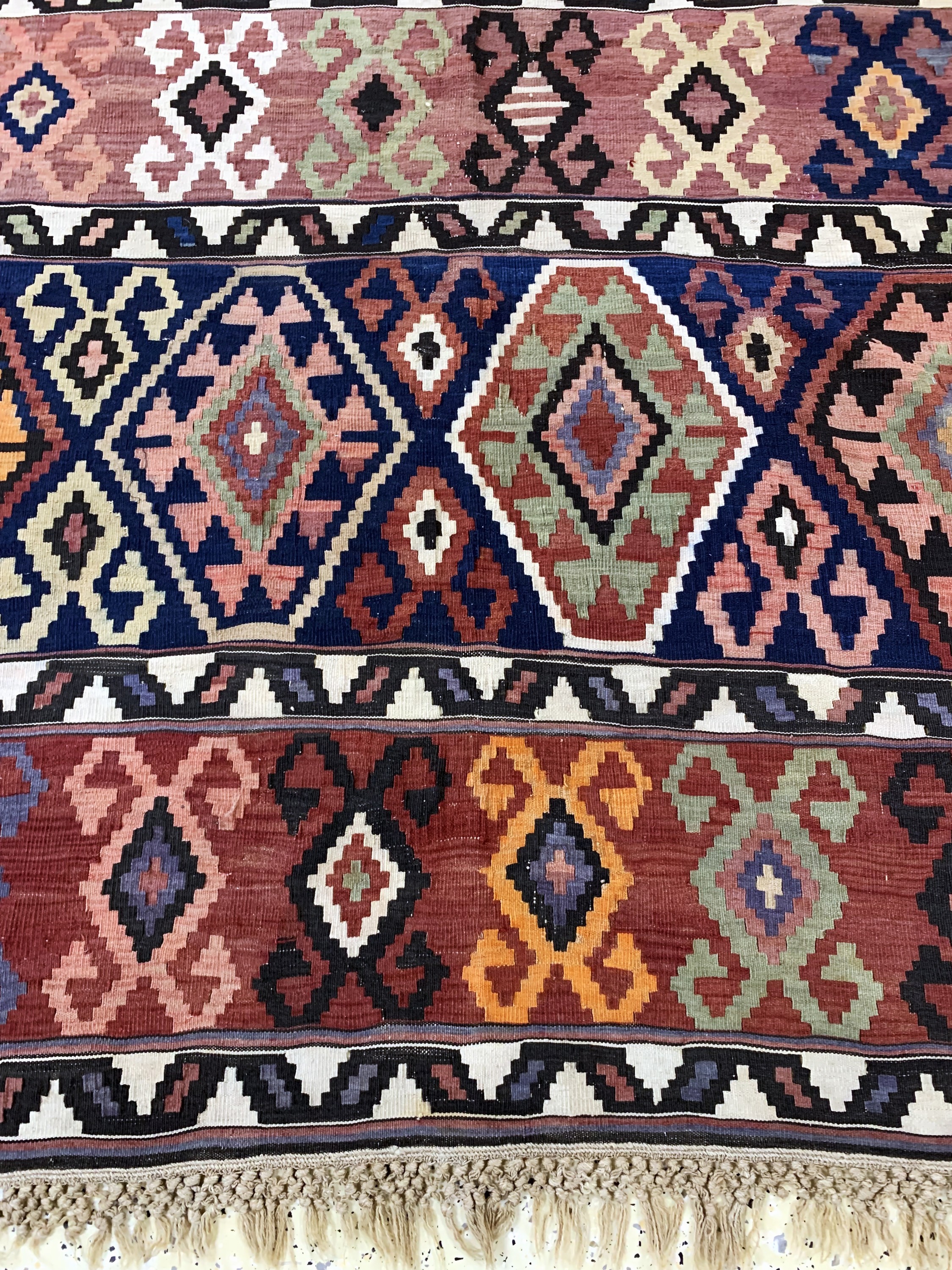 Detail b: "Kuba"Schirwan Kelim antik, Kaukasus, 19.Jhd, Wolle auf Wolle, ca. 295 x 215 cm, EHZ: 2-3(kleine Löcher)