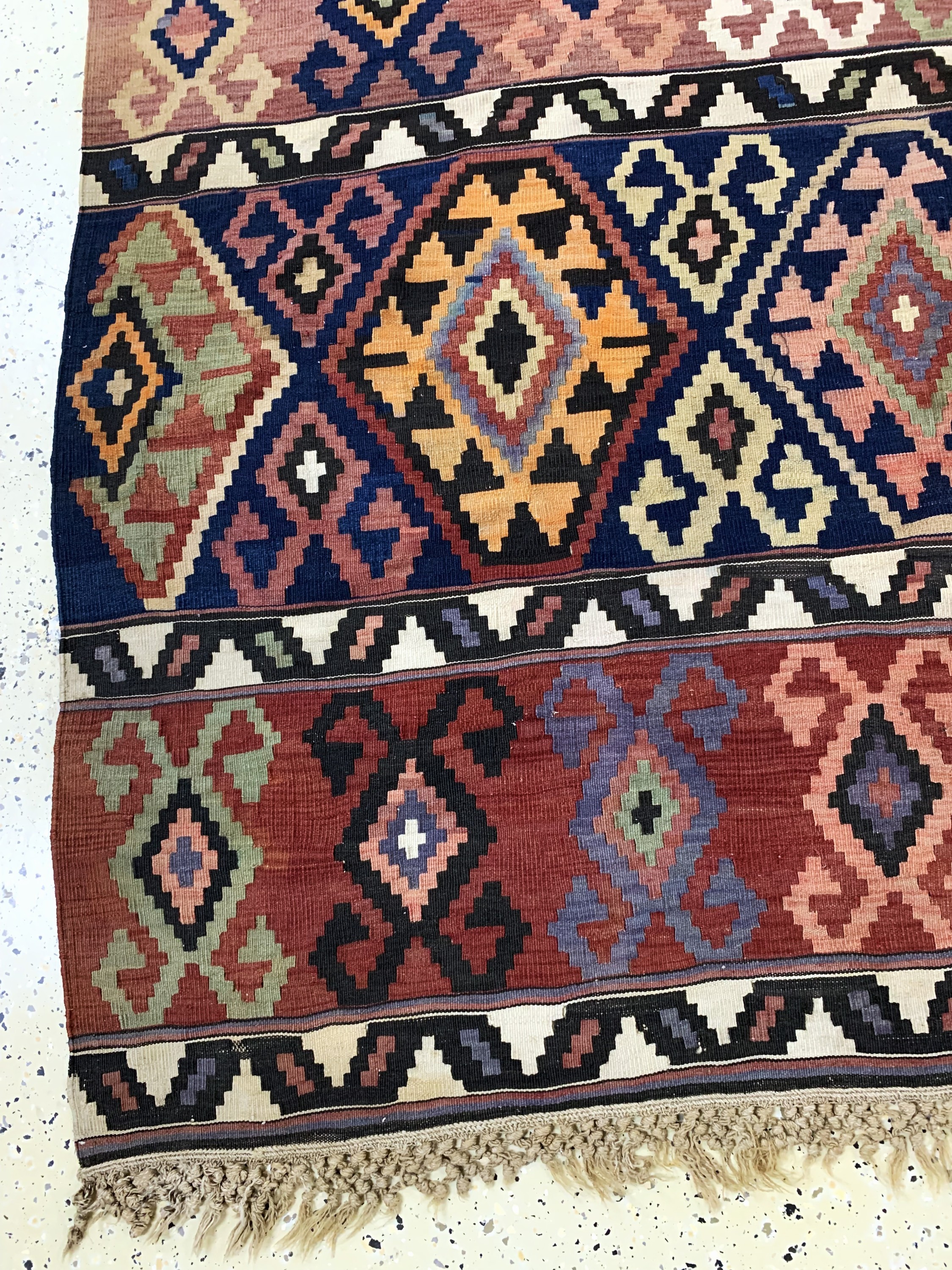 Detail c: "Kuba"Schirwan Kelim antik, Kaukasus, 19.Jhd, Wolle auf Wolle, ca. 295 x 215 cm, EHZ: 2-3(kleine Löcher)