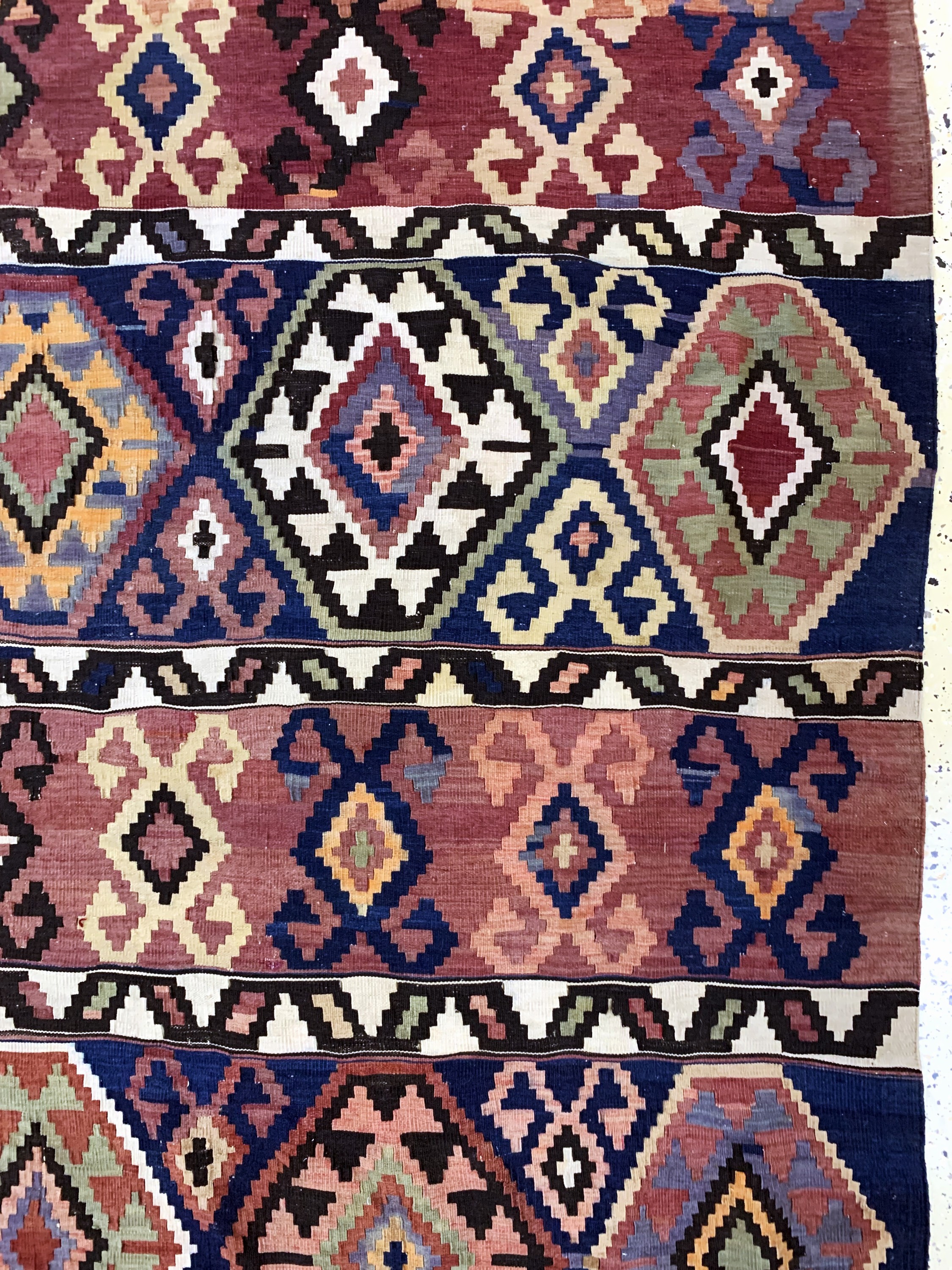 Detail d: "Kuba"Schirwan Kelim antik, Kaukasus, 19.Jhd, Wolle auf Wolle, ca. 295 x 215 cm, EHZ: 2-3(kleine Löcher)