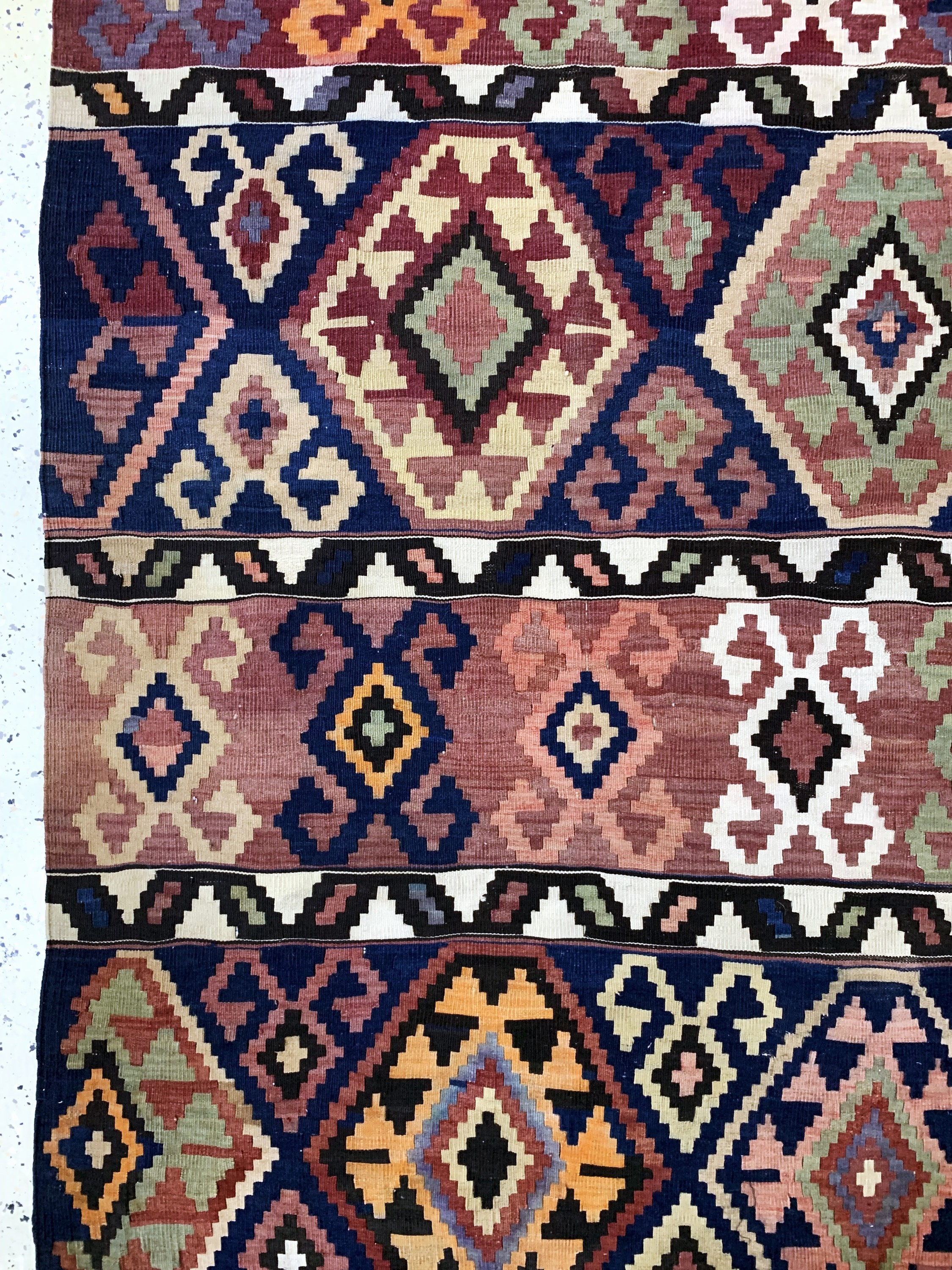 Detail e: "Kuba"Schirwan Kelim antik, Kaukasus, 19.Jhd, Wolle auf Wolle, ca. 295 x 215 cm, EHZ: 2-3(kleine Löcher)