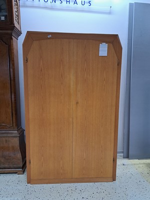 26990035a - Anthroposophischer Kleiderschrank, wohl Felix Kayser 1892-1980), 1930er-Jahre, sog. ...