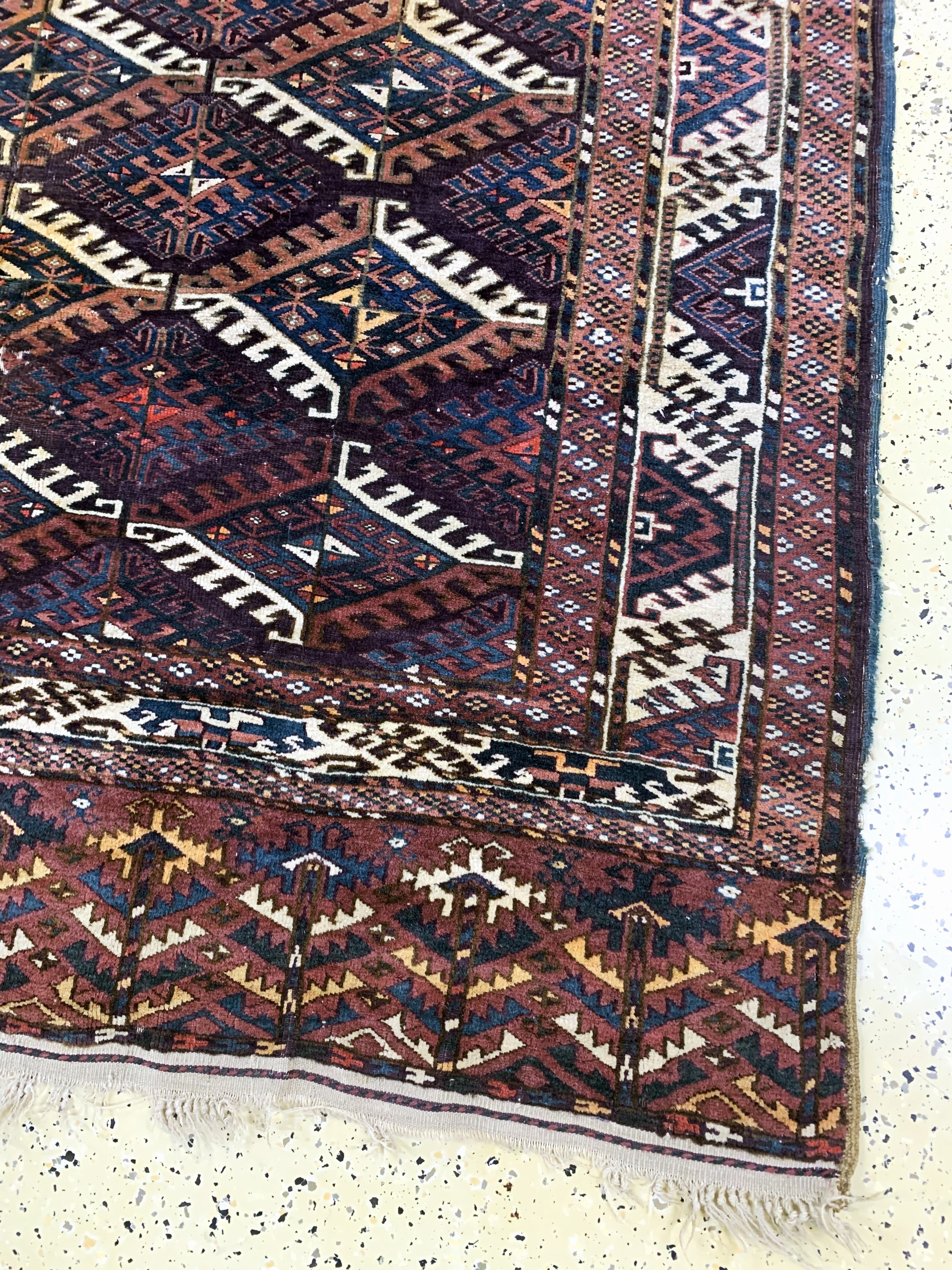 Detail a: Yomud"Hauptteppich"antik, Turkmenistan, um 1900, Wolle auf Wolle, ca. 300 x 183 cm, Mottenfraß, EHZ: 4