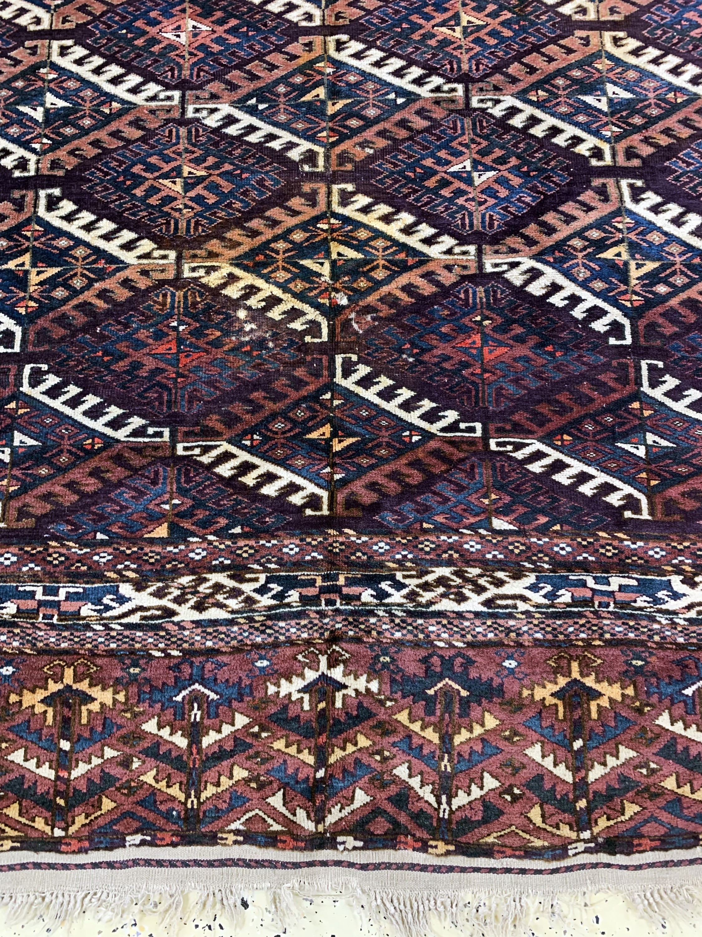 Detail b: Yomud"Hauptteppich"antik, Turkmenistan, um 1900, Wolle auf Wolle, ca. 300 x 183 cm, Mottenfraß, EHZ: 4