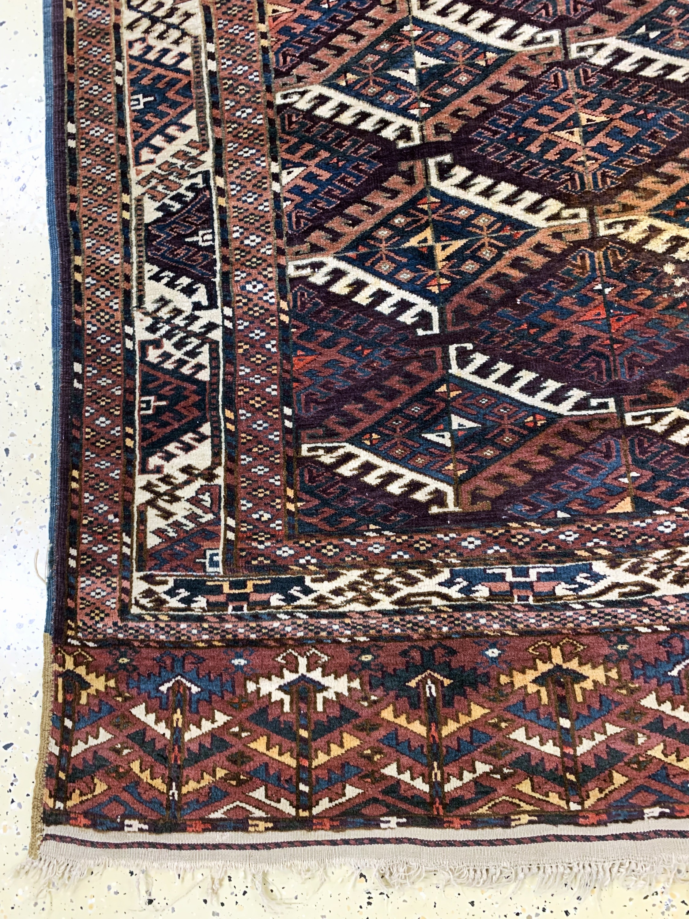 Detail c: Yomud"Hauptteppich"antik, Turkmenistan, um 1900, Wolle auf Wolle, ca. 300 x 183 cm, Mottenfraß, EHZ: 4