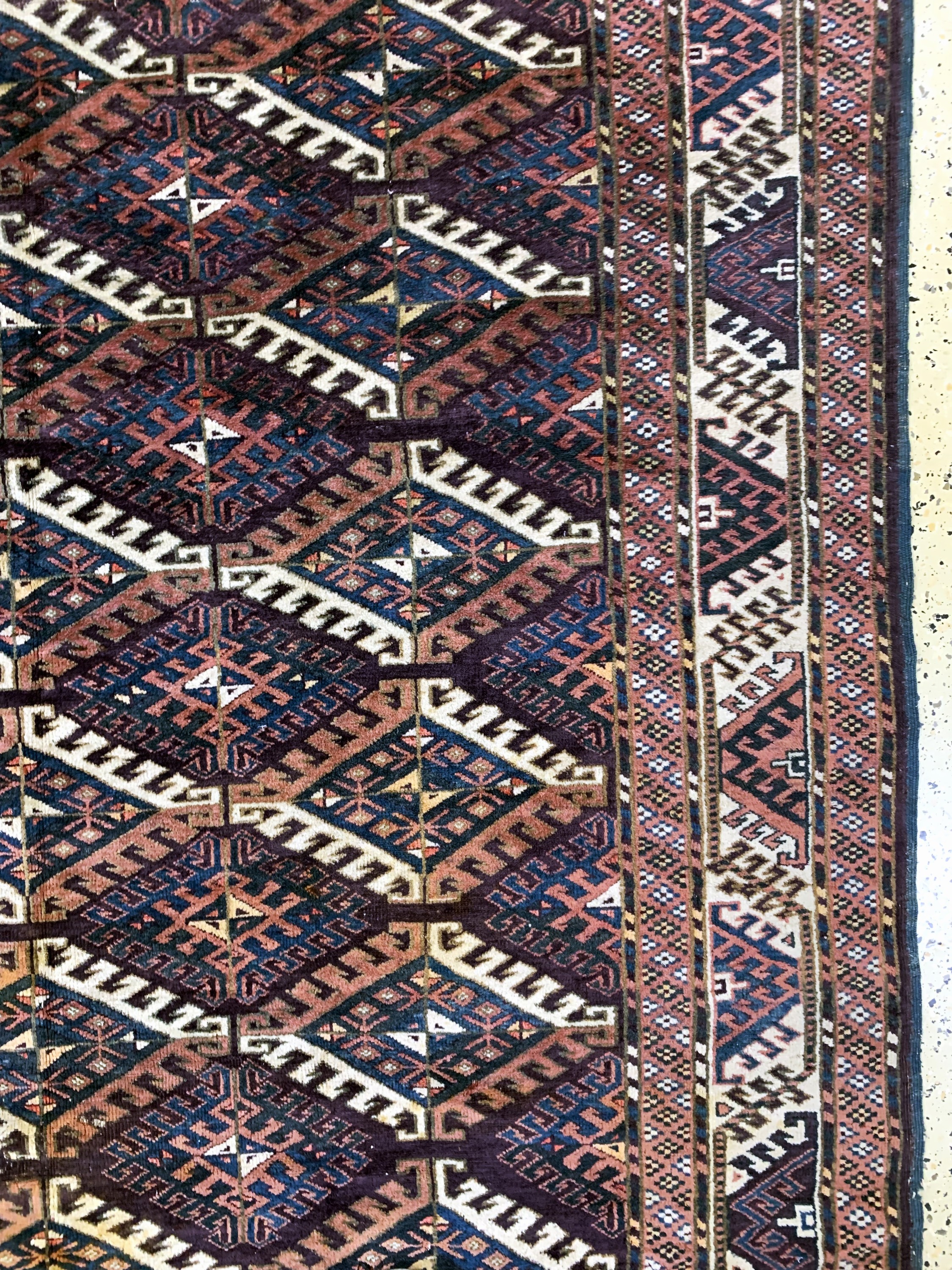 Detail d: Yomud"Hauptteppich"antik, Turkmenistan, um 1900, Wolle auf Wolle, ca. 300 x 183 cm, Mottenfraß, EHZ: 4