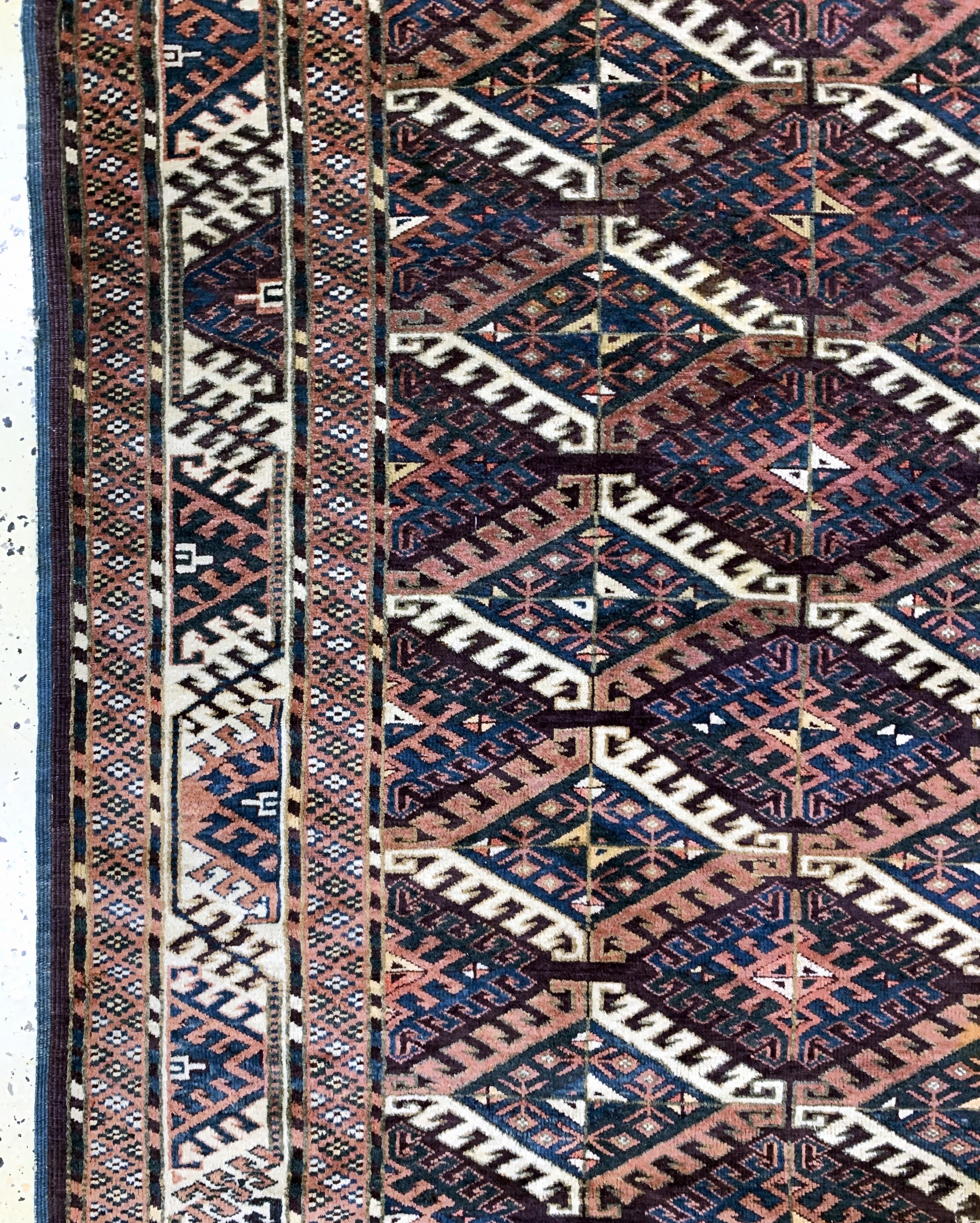 Detail e: Yomud"Hauptteppich"antik, Turkmenistan, um 1900, Wolle auf Wolle, ca. 300 x 183 cm, Mottenfraß, EHZ: 4