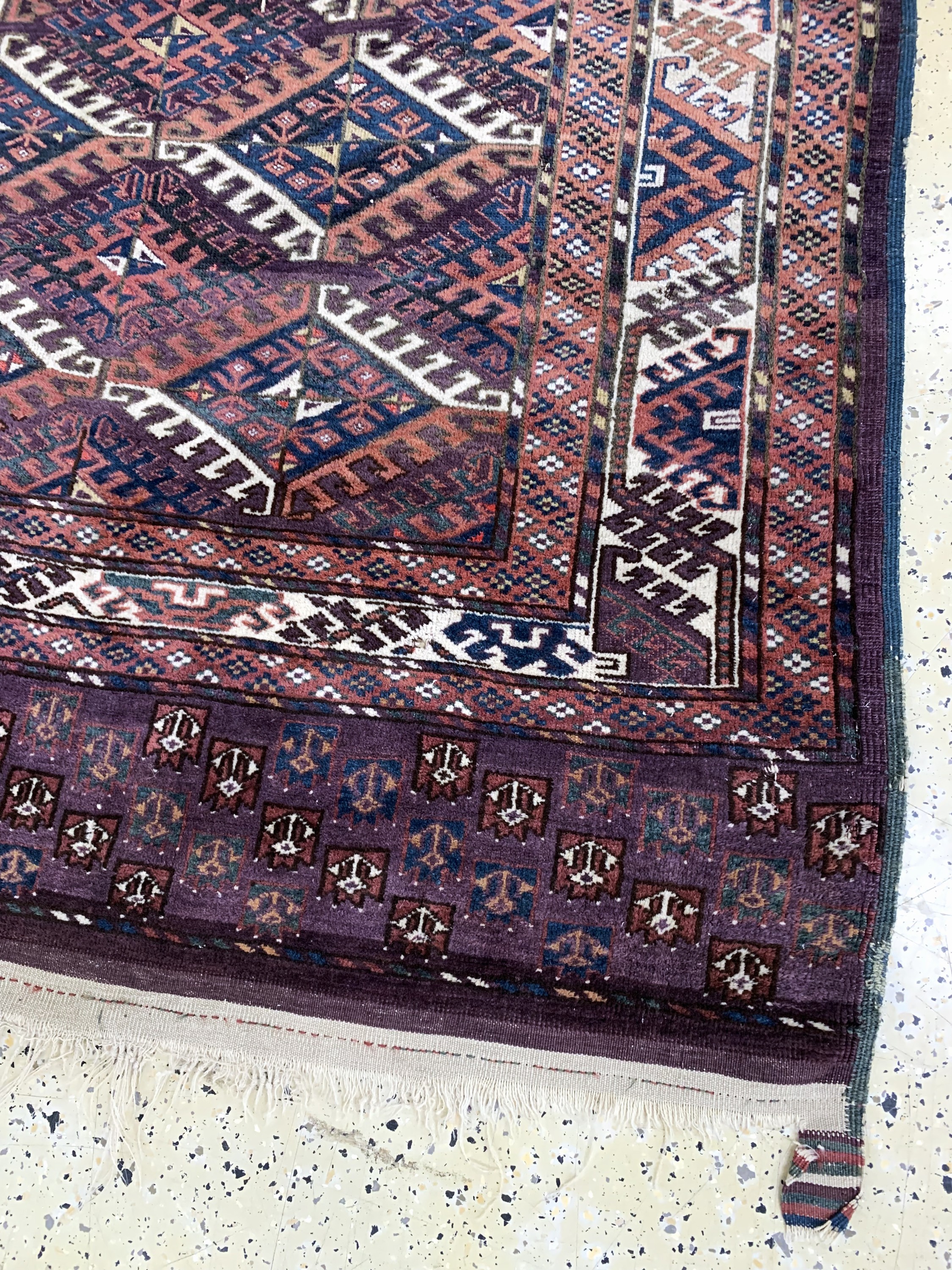 Detail f: Yomud"Hauptteppich"antik, Turkmenistan, um 1900, Wolle auf Wolle, ca. 300 x 183 cm, Mottenfraß, EHZ: 4