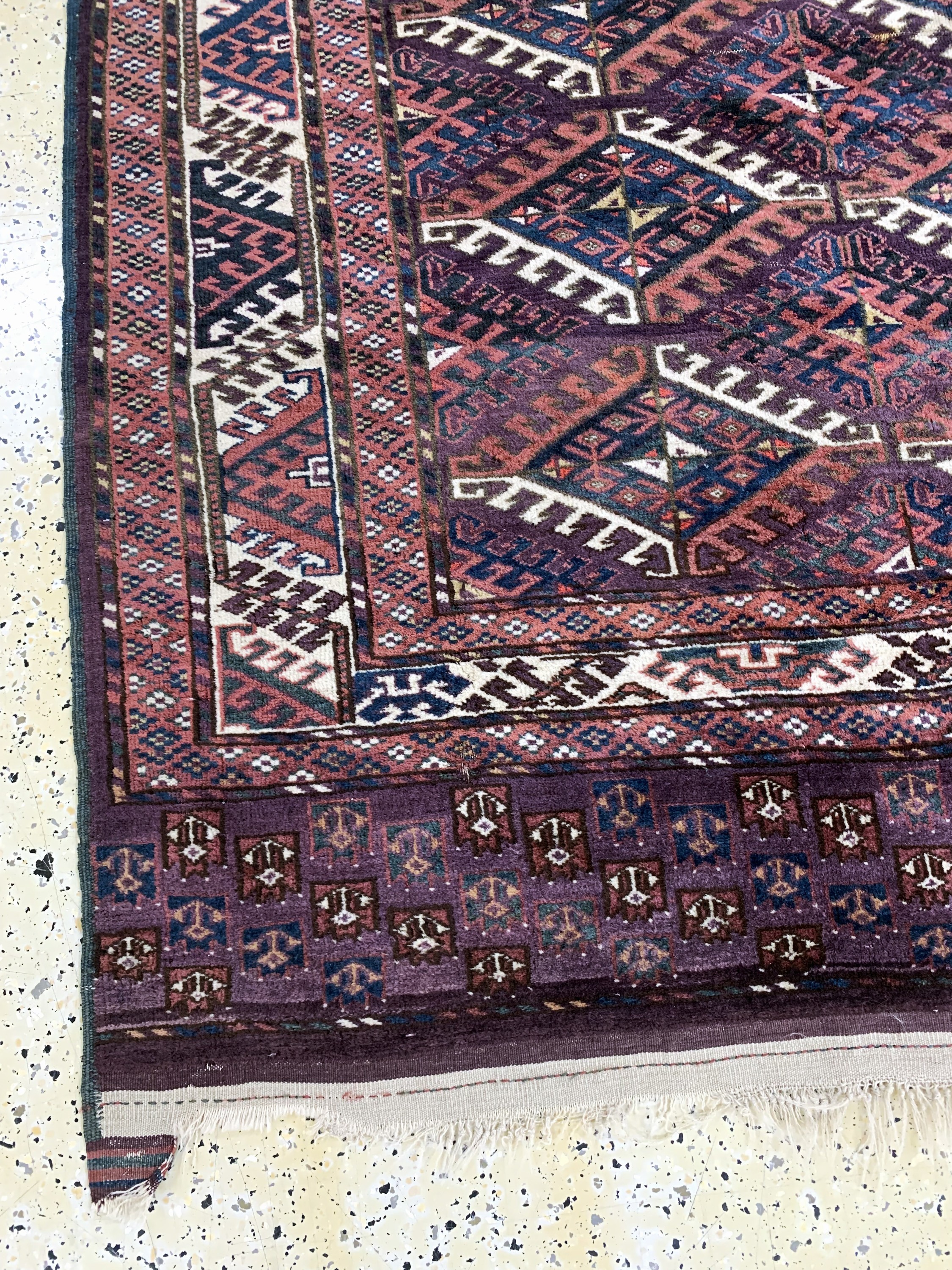 Detail g: Yomud"Hauptteppich"antik, Turkmenistan, um 1900, Wolle auf Wolle, ca. 300 x 183 cm, Mottenfraß, EHZ: 4