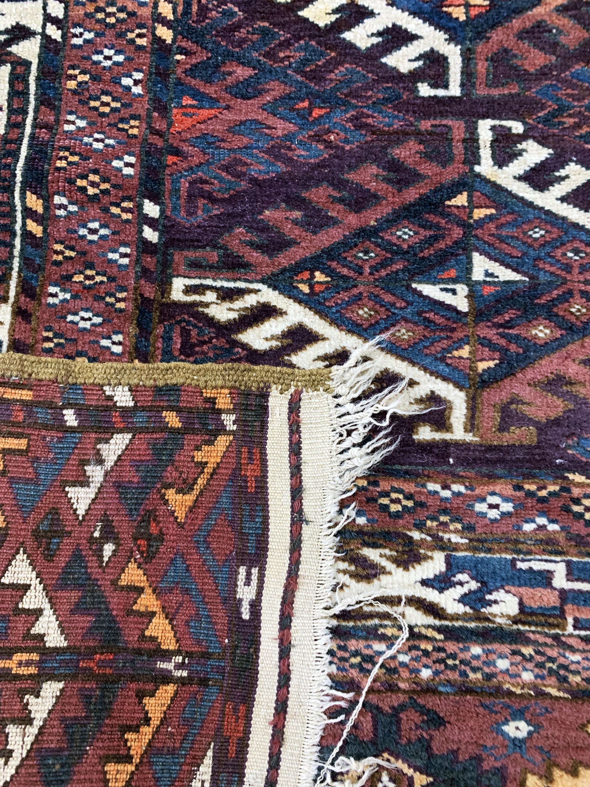 Detail i: Yomud"Hauptteppich"antik, Turkmenistan, um 1900, Wolle auf Wolle, ca. 300 x 183 cm, Mottenfraß, EHZ: 4