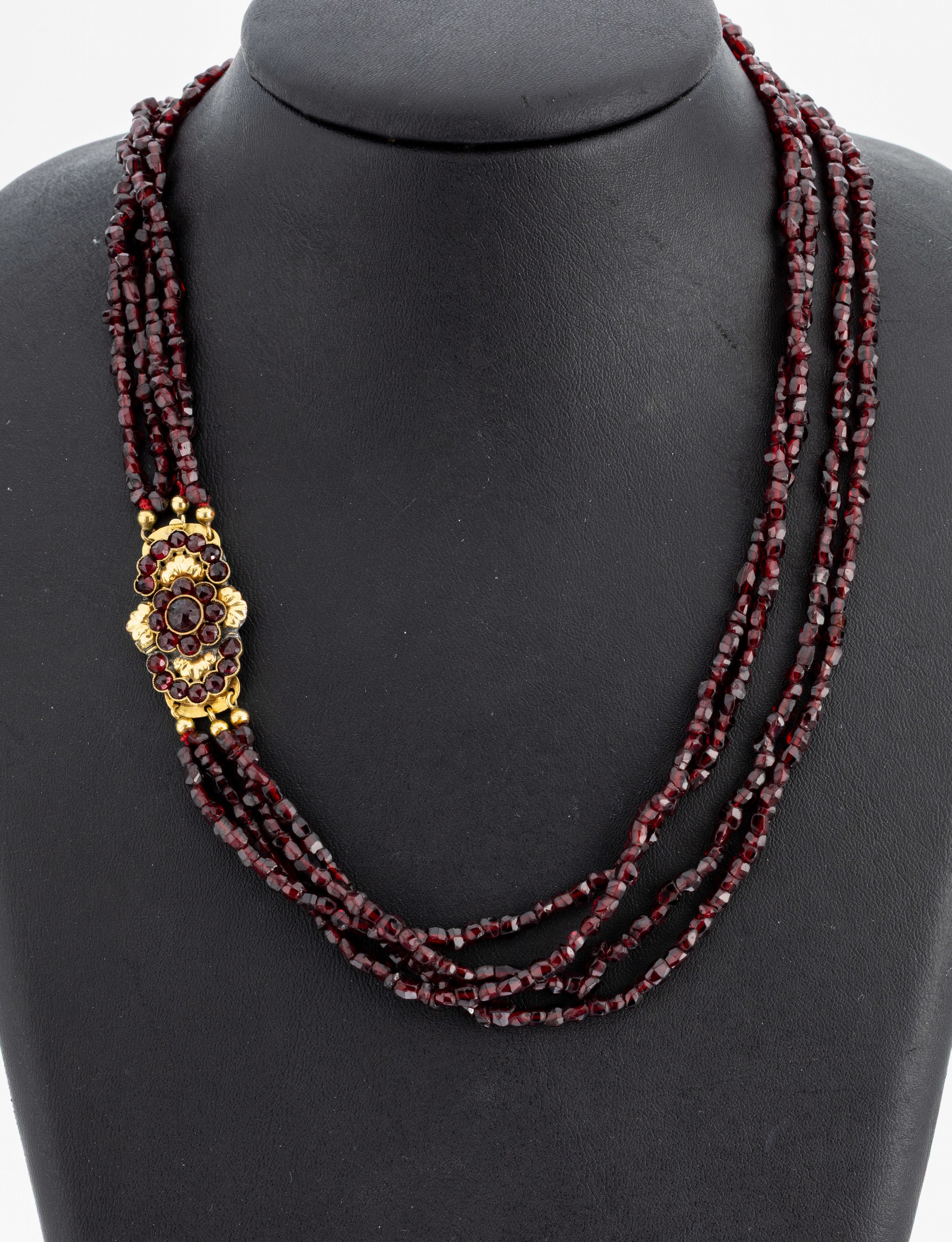 Granat-Collier, Böhmen um 1880-1900, 4-rhg.facett. Granate, Kastenschloss Silber verg. mit rundfacett. Granaten, rs. Zinnlot, sollte überprüft ...