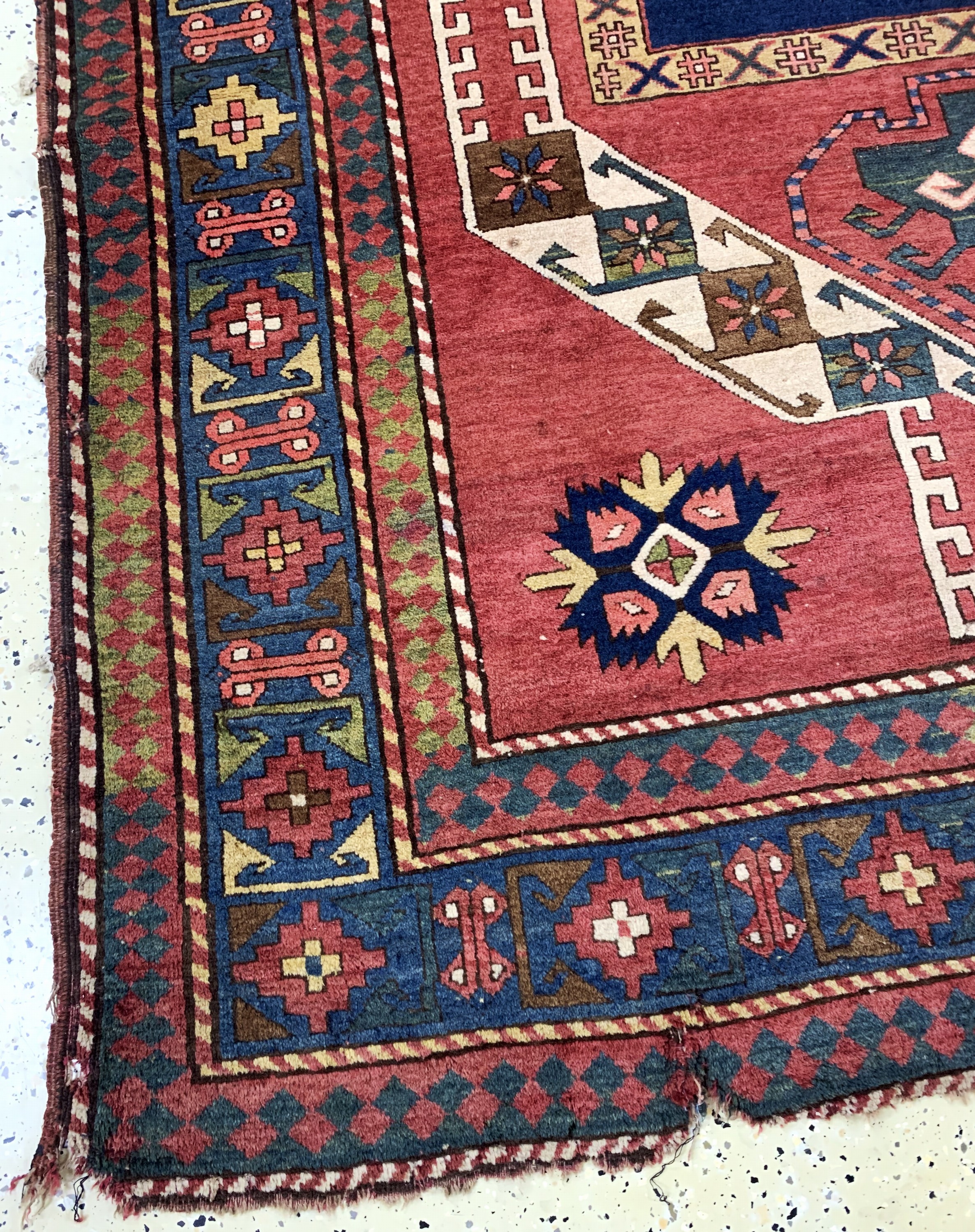 Detail b: Kazak antik, Kaukasus, 19.Jhd, Wolle auf Wolle, ca. 256 x 180 cm, Mottenfraß, EHZ: 4