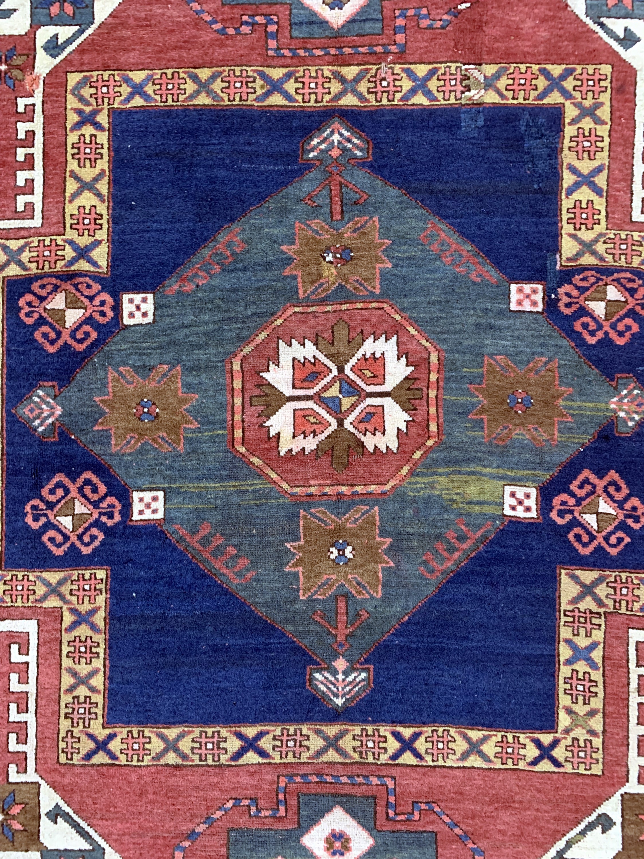 Detail c: Kazak antik, Kaukasus, 19.Jhd, Wolle auf Wolle, ca. 256 x 180 cm, Mottenfraß, EHZ: 4