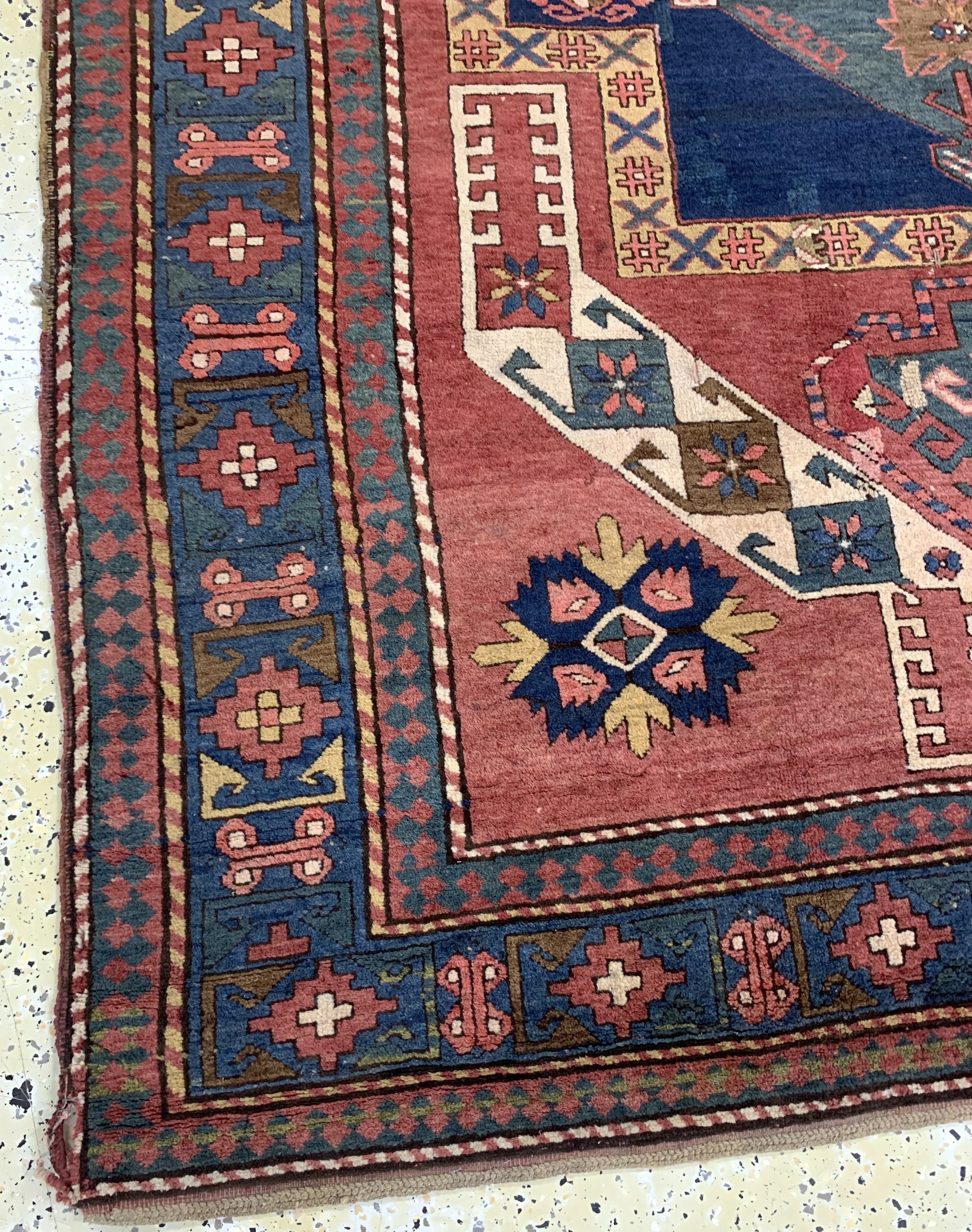 Detail e: Kazak antik, Kaukasus, 19.Jhd, Wolle auf Wolle, ca. 256 x 180 cm, Mottenfraß, EHZ: 4