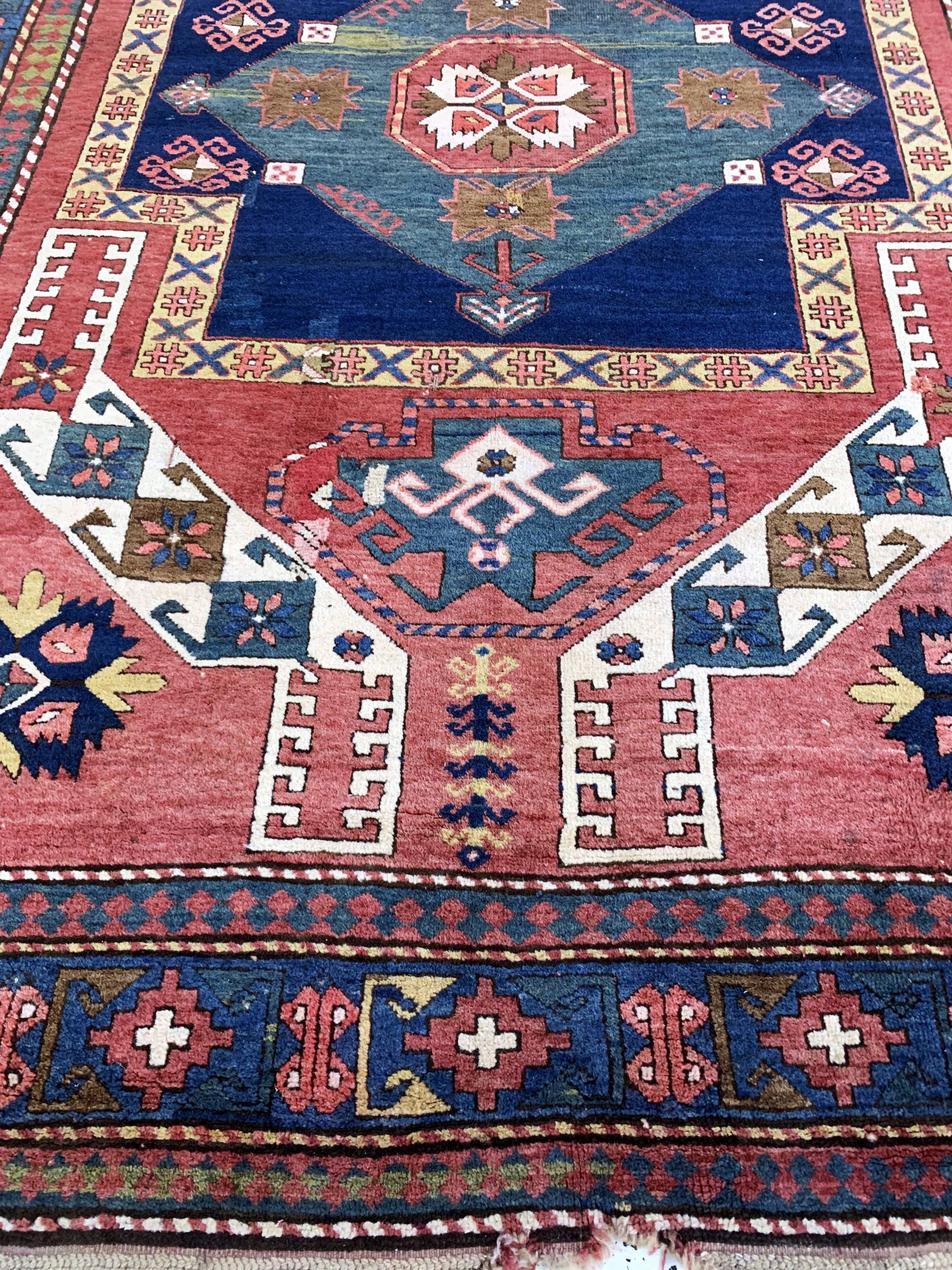Detail f: Kazak antik, Kaukasus, 19.Jhd, Wolle auf Wolle, ca. 256 x 180 cm, Mottenfraß, EHZ: 4