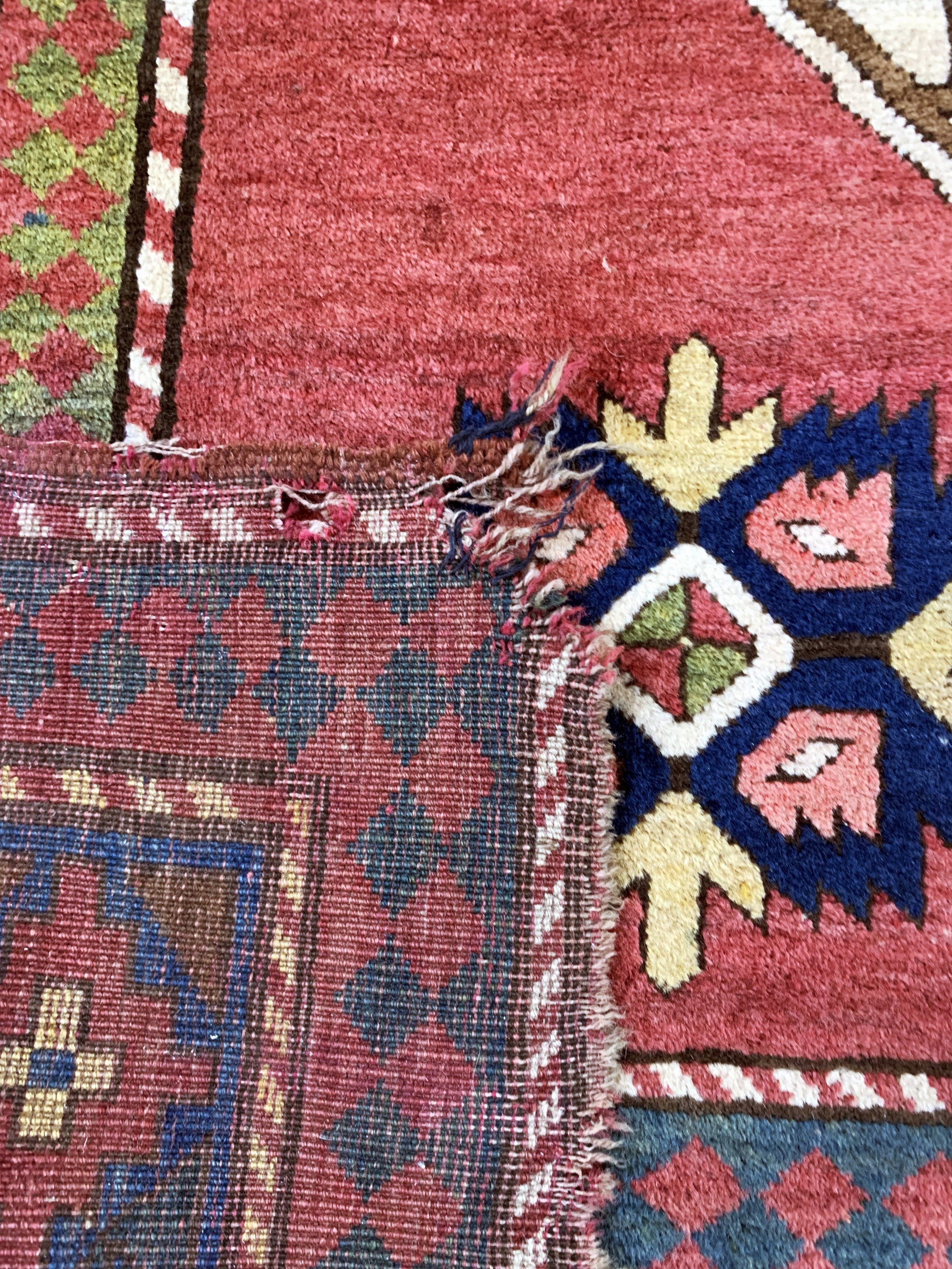 Detail g: Kazak antik, Kaukasus, 19.Jhd, Wolle auf Wolle, ca. 256 x 180 cm, Mottenfraß, EHZ: 4