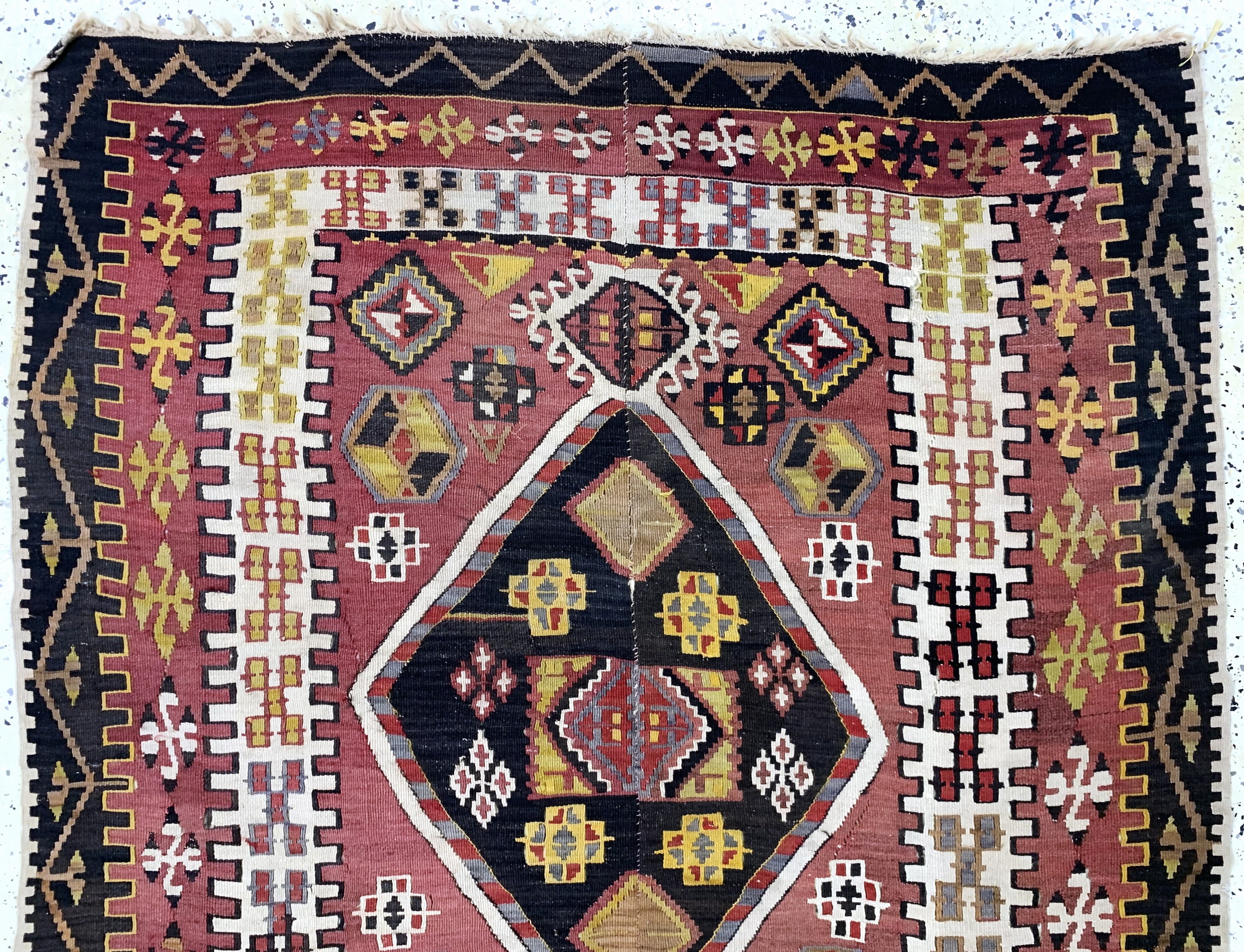 Detail a: Anatol Kelim antik, Türkei, 19.Jhd, Wolle auf Wolle, ca. 400 x 146 cm, (2 Bahnig), EHZ: 2(kleine Löcher).
