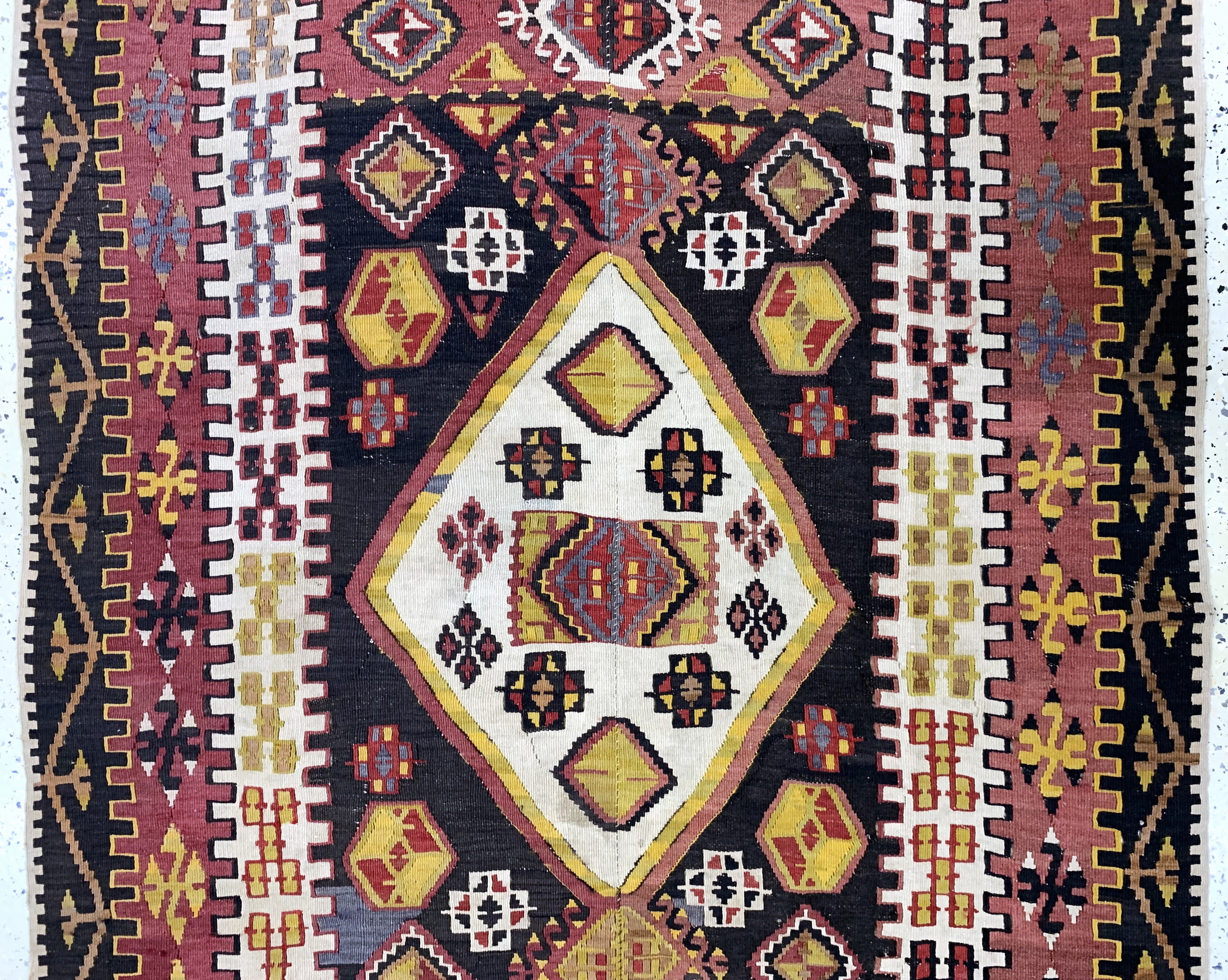 Detail b: Anatol Kelim antik, Türkei, 19.Jhd, Wolle auf Wolle, ca. 400 x 146 cm, (2 Bahnig), EHZ: 2(kleine Löcher).