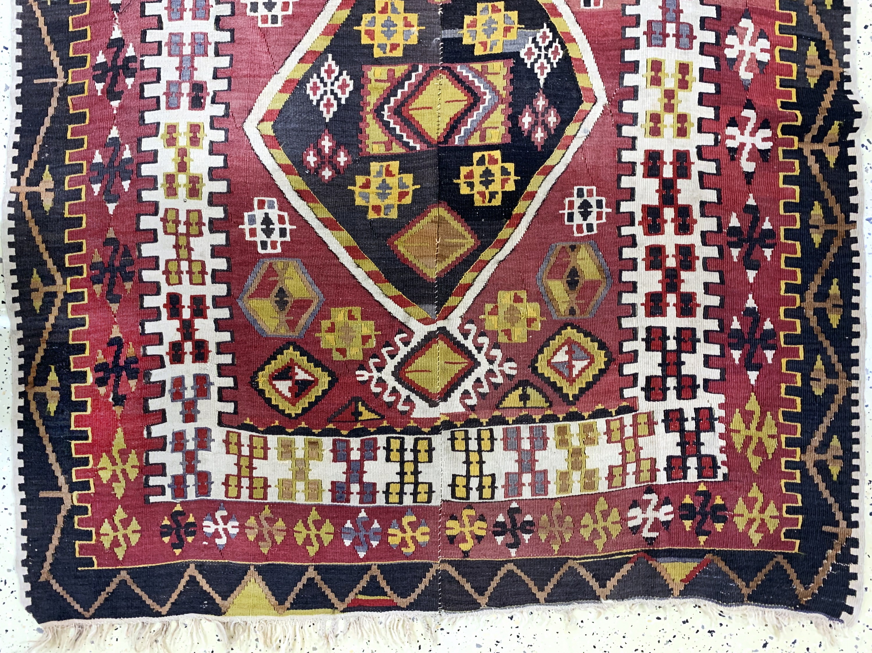 Detail c: Anatol Kelim antik, Türkei, 19.Jhd, Wolle auf Wolle, ca. 400 x 146 cm, (2 Bahnig), EHZ: 2(kleine Löcher).