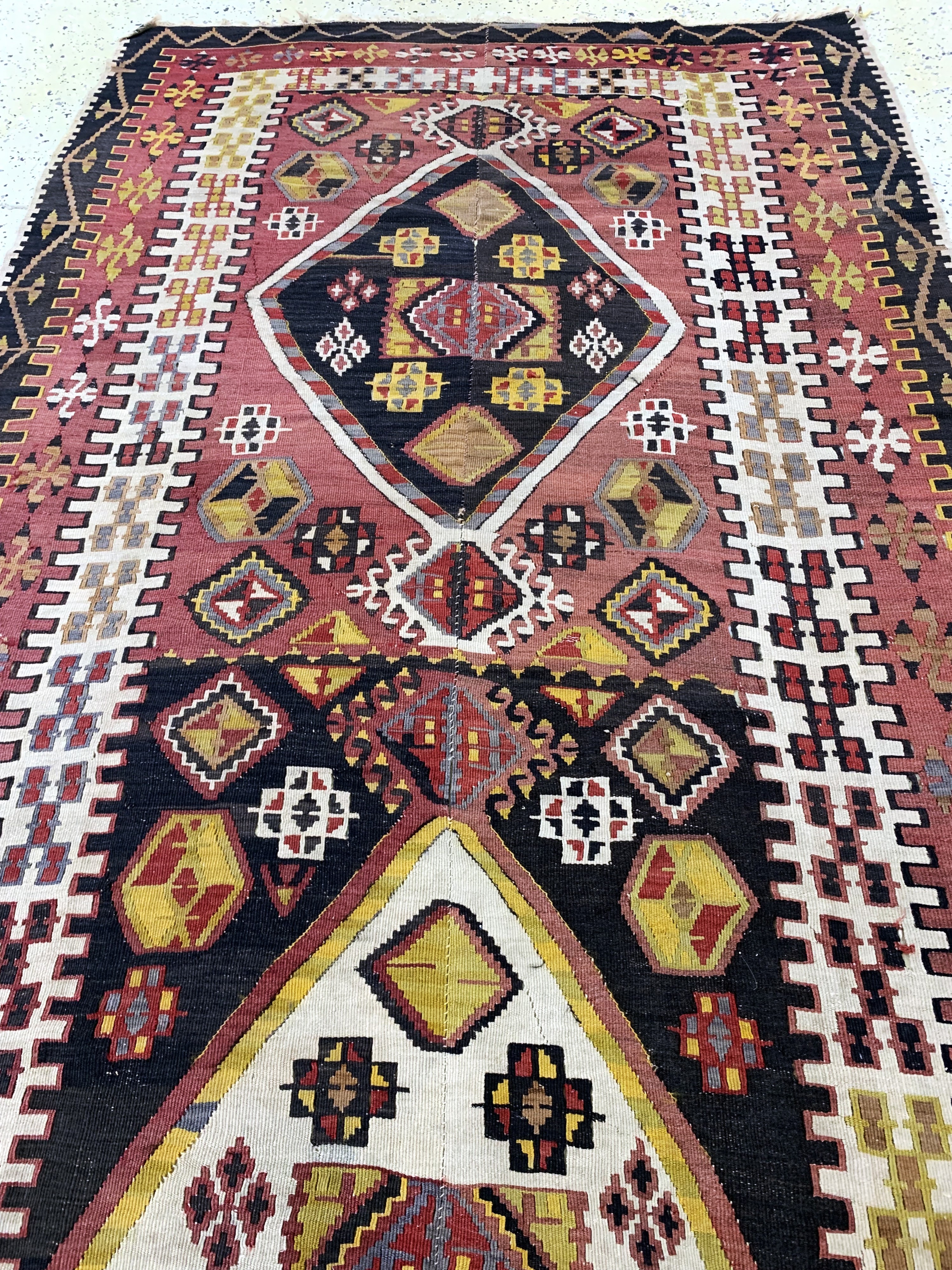 Detail d: Anatol Kelim antik, Türkei, 19.Jhd, Wolle auf Wolle, ca. 400 x 146 cm, (2 Bahnig), EHZ: 2(kleine Löcher).