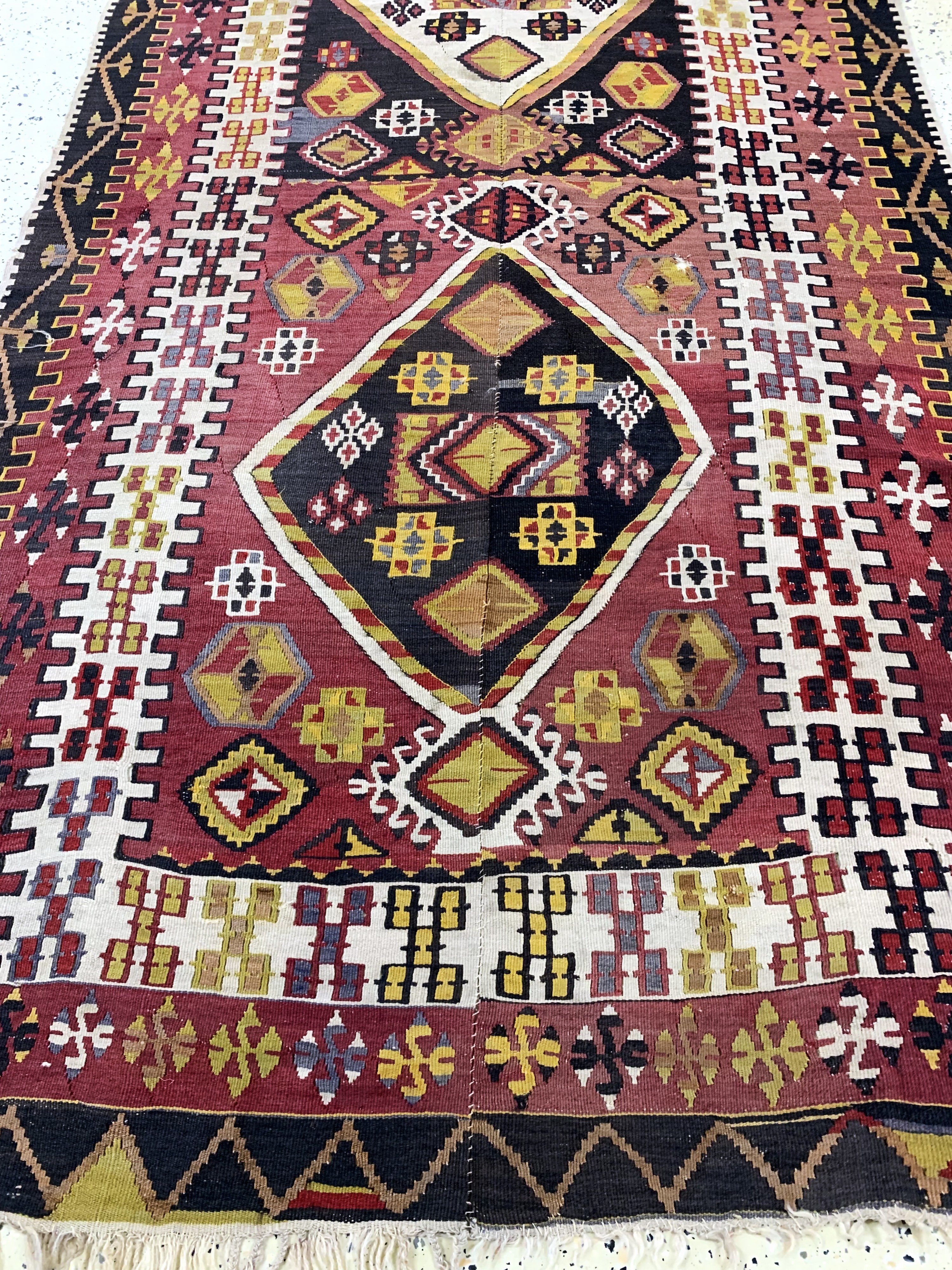 Detail e: Anatol Kelim antik, Türkei, 19.Jhd, Wolle auf Wolle, ca. 400 x 146 cm, (2 Bahnig), EHZ: 2(kleine Löcher).