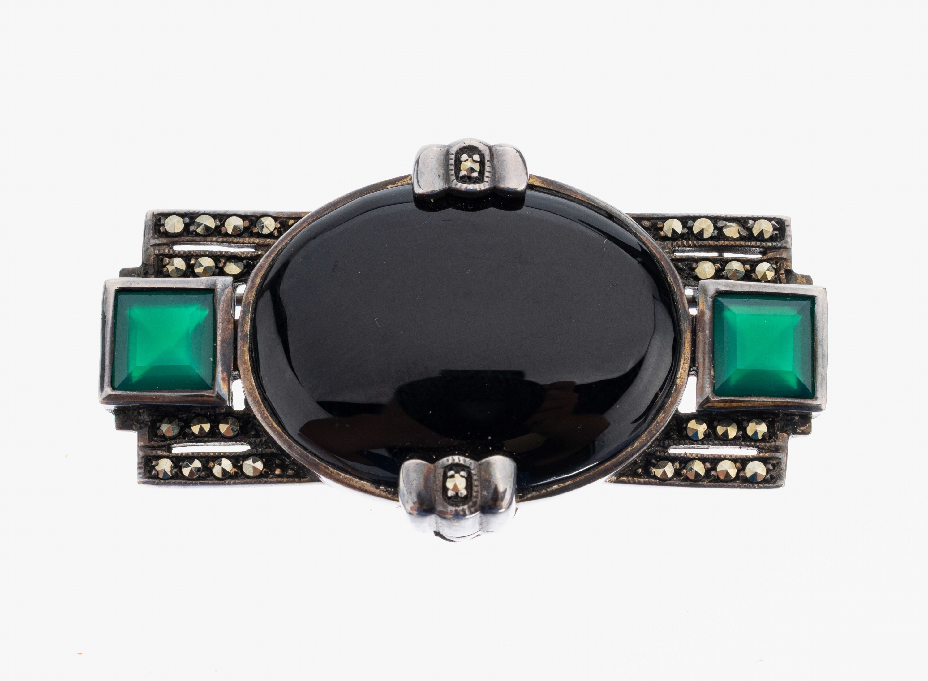 Art Deco Onyx-Achat-Markasit-Brosche, um 1930, 925er Silber, geometrisch, mittig ovaler Onyx, seitl. facett. Achate, Markasitbesatz, ca. 4.8 x 2.6 ...