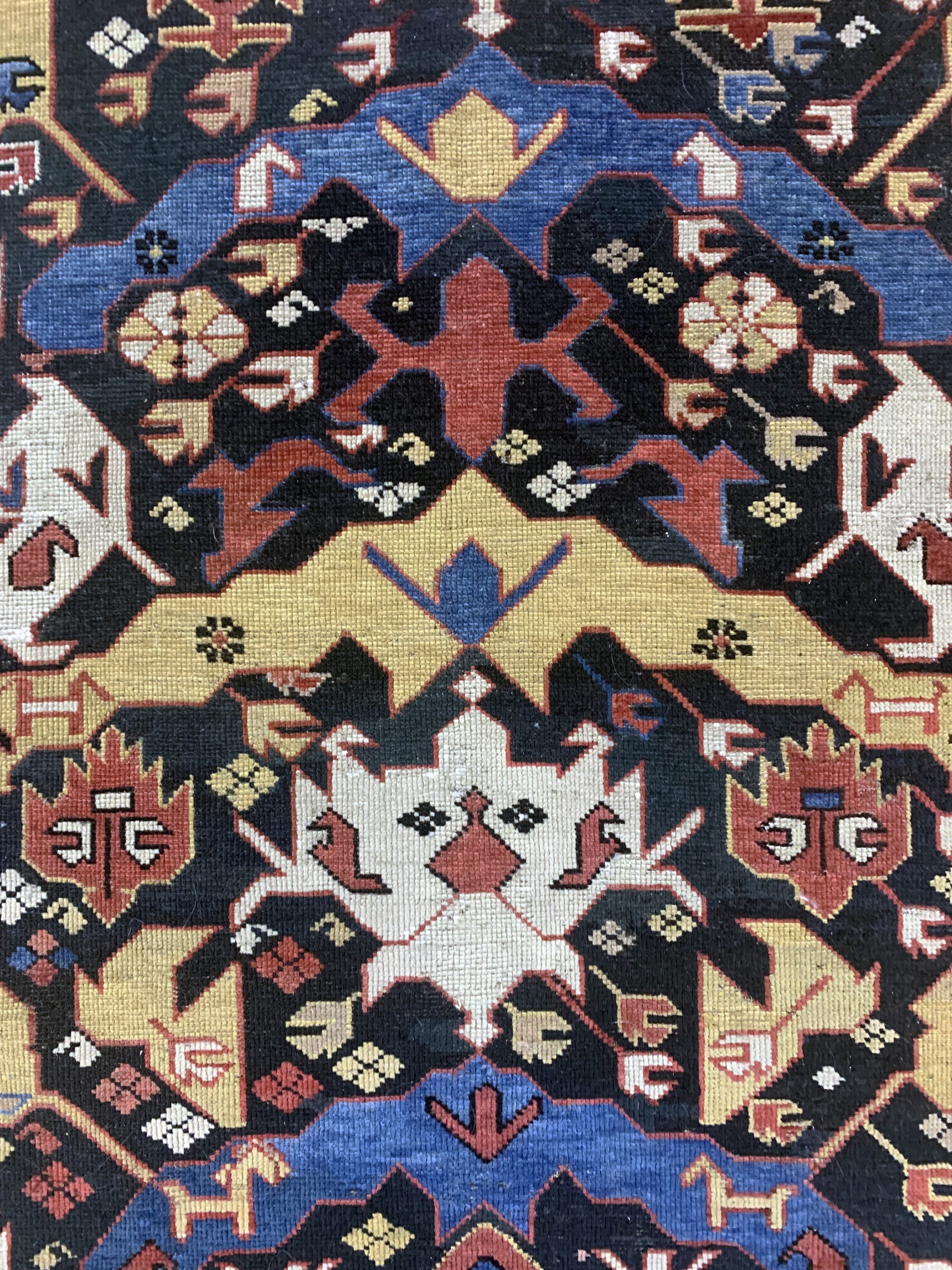 Detail c: Antiker Schirwan, Kaukasus, 19.Jhd, Wolle auf Wolle, ca. 165 x 126 cm, EHZ: 2, (restauriert)