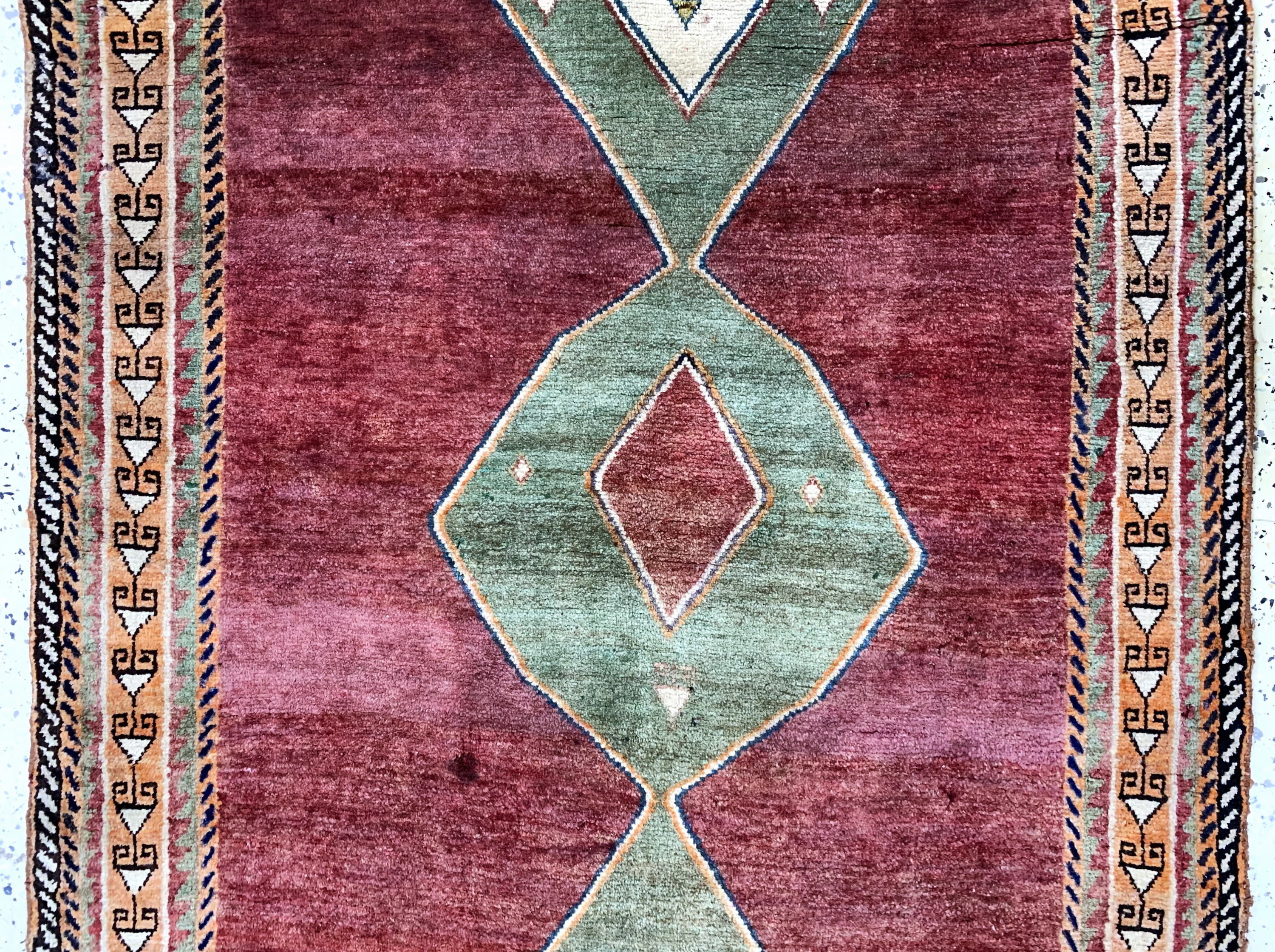 Detail b: Gabbeh alt, Persien, Mitte 20.Jhd, Wolle auf Wolle, ca. 235 x 120 cm, Mottenfraß, EHZ: 2