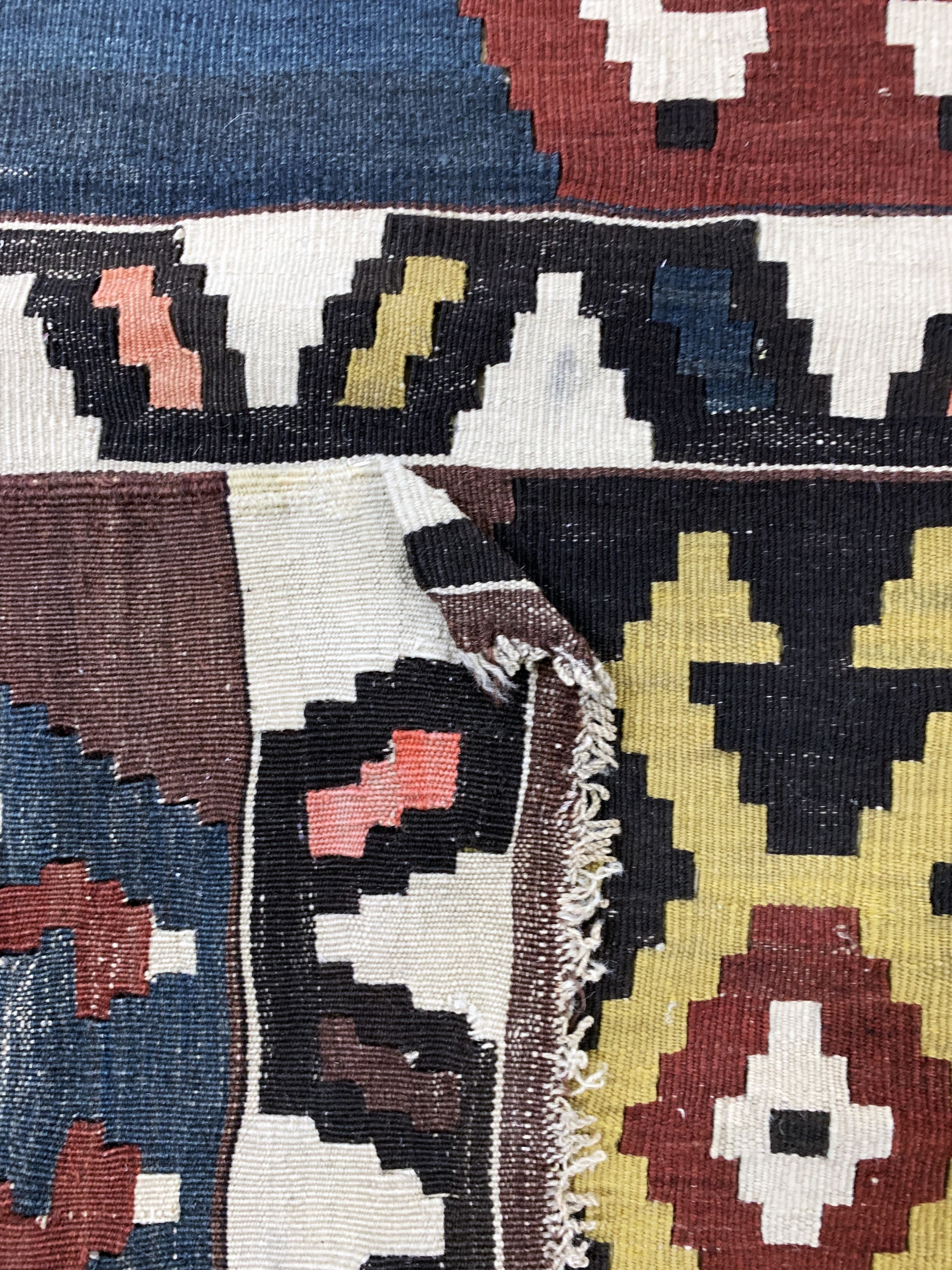 Detail h: Schirwan Kelim antik, Kaukasus, 19.Jhd, Wolle auf Wolle, ca. 363 x 167 cm, EHZ: 2(kleine Löcher)