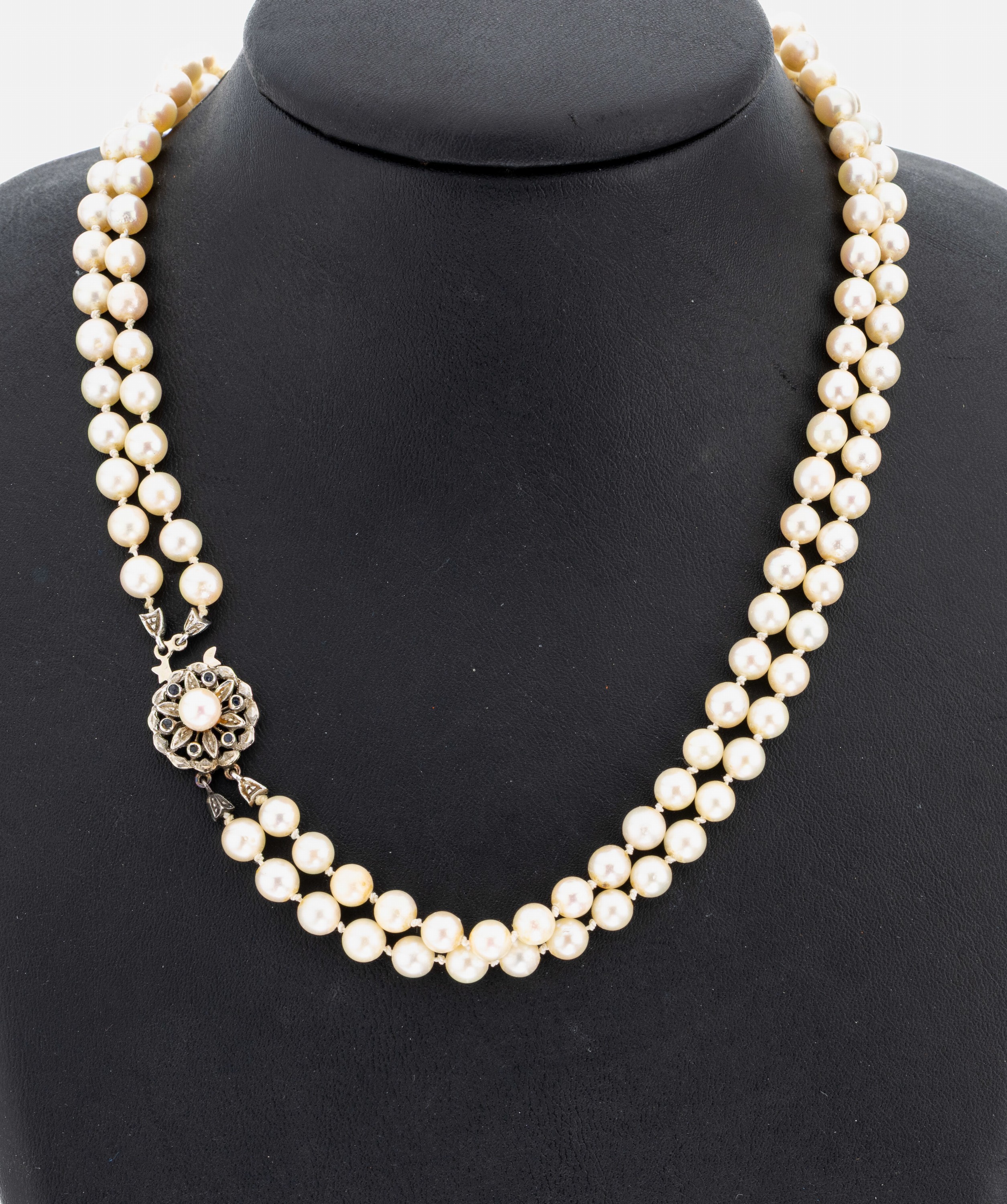 Zuchtperl-Collier mit 18 kt Gold Schließe, WG 750/000, 2-rhg. Akoyazuchtperlen, D. ca. 5.6 mm, Steckschließe mit kl. rundfacett. Saphiren, sollte ...