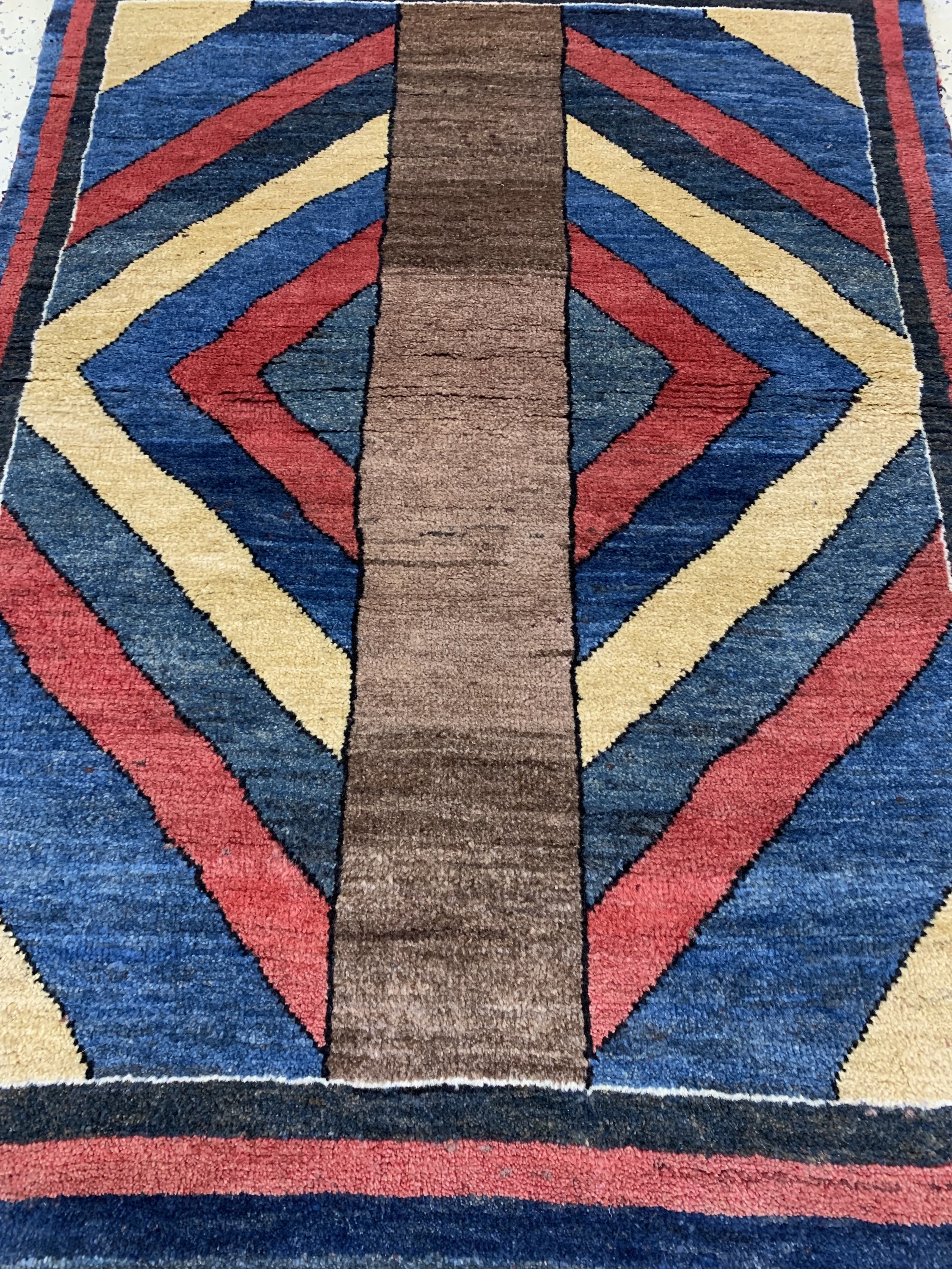 Detail c: Gabbeh alt, Persien, Mitte 20.Jhd, Wolle auf Wolle, ca. 143 x 104 cm, kleine Mottenfraß, EHZ: 2