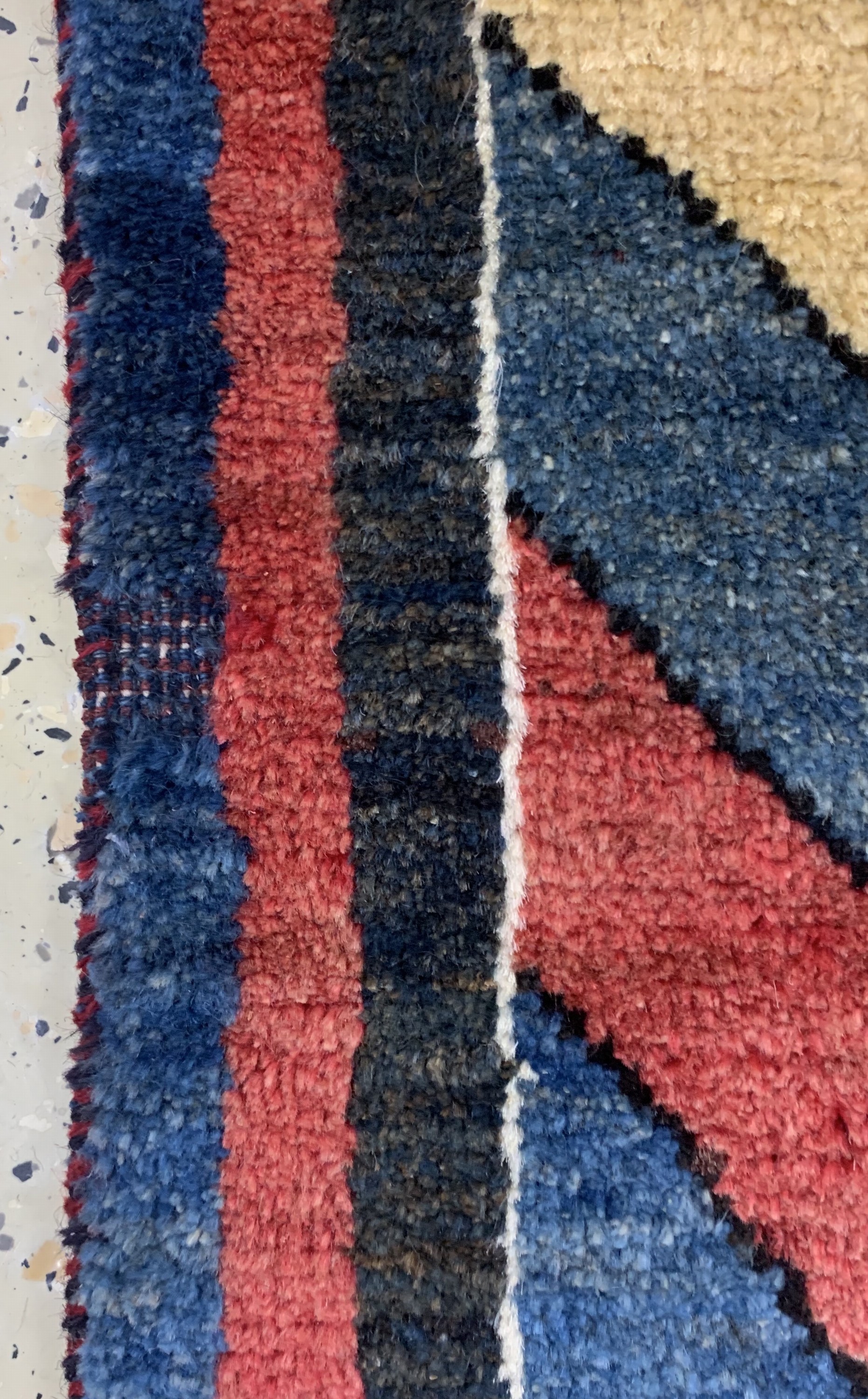 Detail d: Gabbeh alt, Persien, Mitte 20.Jhd, Wolle auf Wolle, ca. 143 x 104 cm, kleine Mottenfraß, EHZ: 2