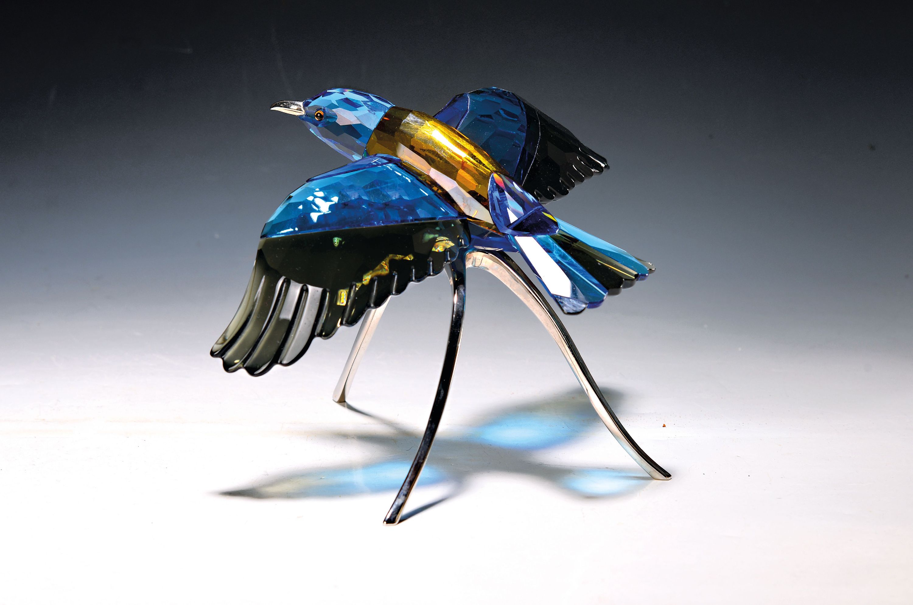Image 26990132 - Glasskulptur Blauracke, Swarovski, farbiges Kristallglas, aus der Serie ´Paradies´, auf ...