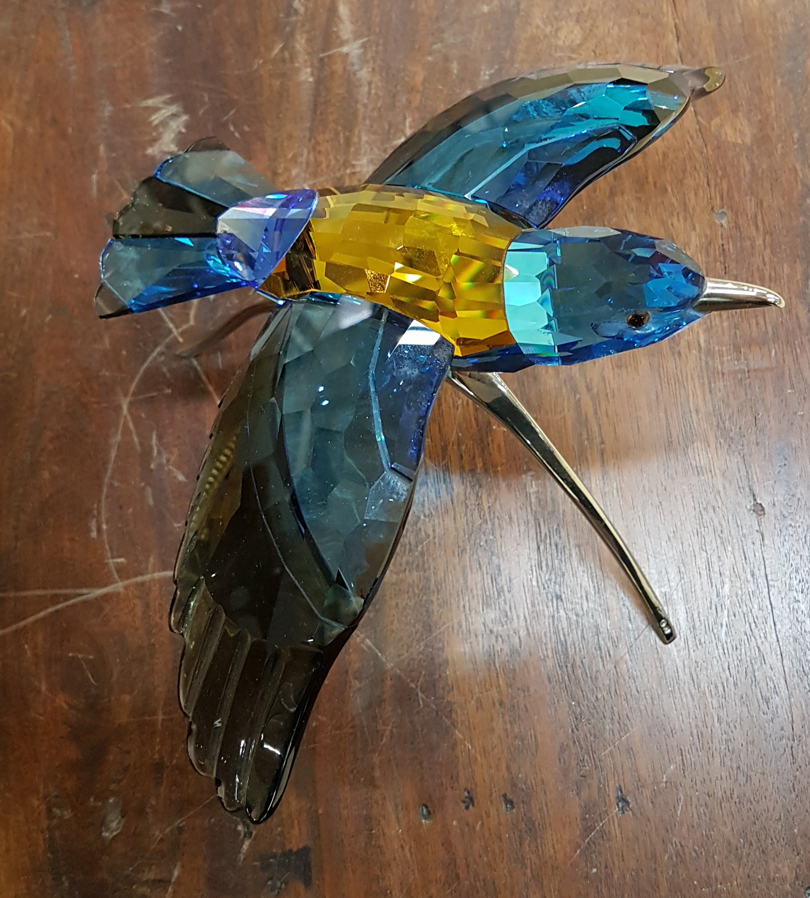 Detail a: Glasskulptur Blauracke, Swarovski, farbiges Kristallglas, aus der Serie "Paradies", auf Metallbogen präsentiert, Stempelsignet, H. 17 cm