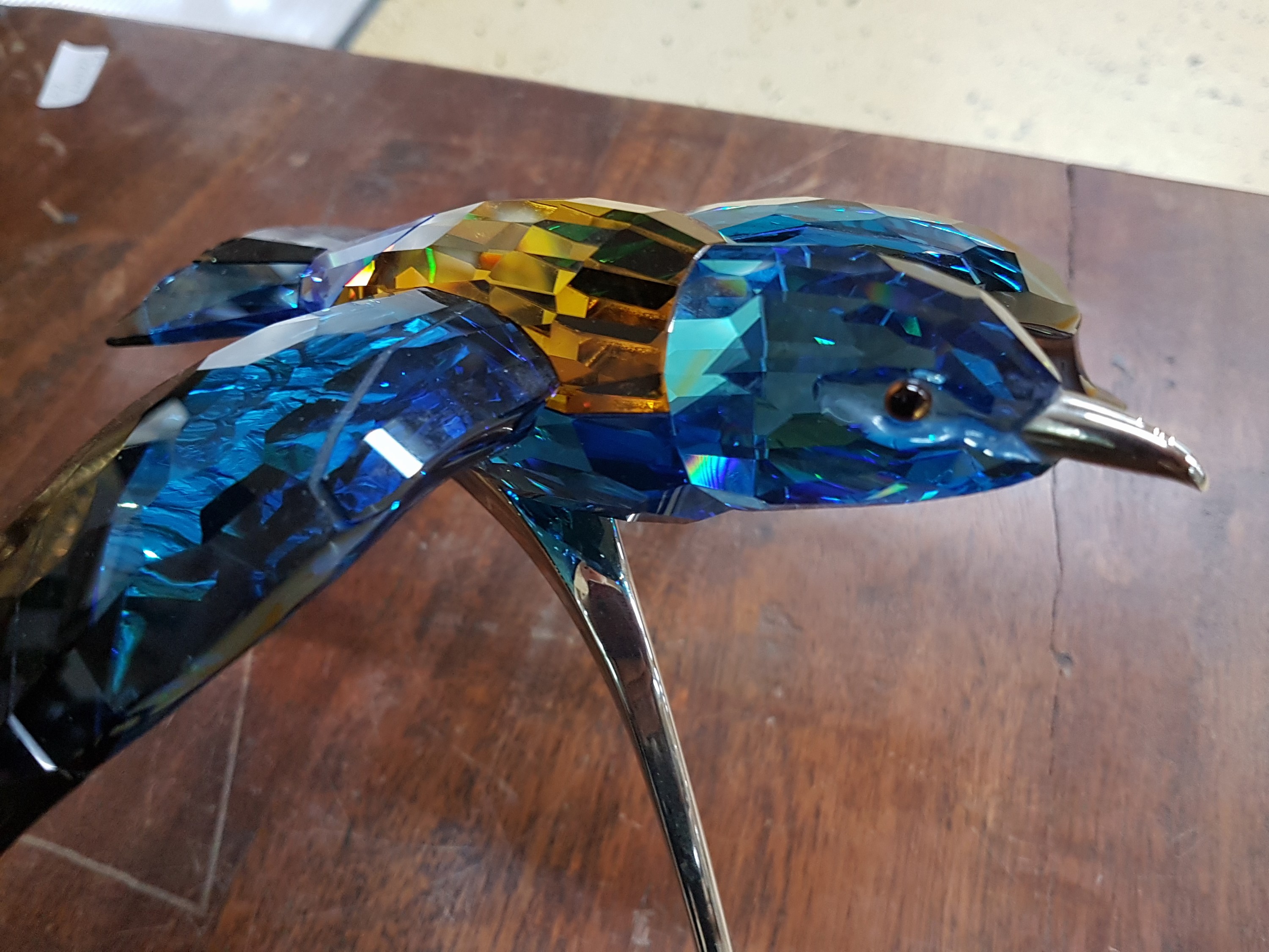 Detail b: Glasskulptur Blauracke, Swarovski, farbiges Kristallglas, aus der Serie "Paradies", auf Metallbogen präsentiert, Stempelsignet, H. 17 cm