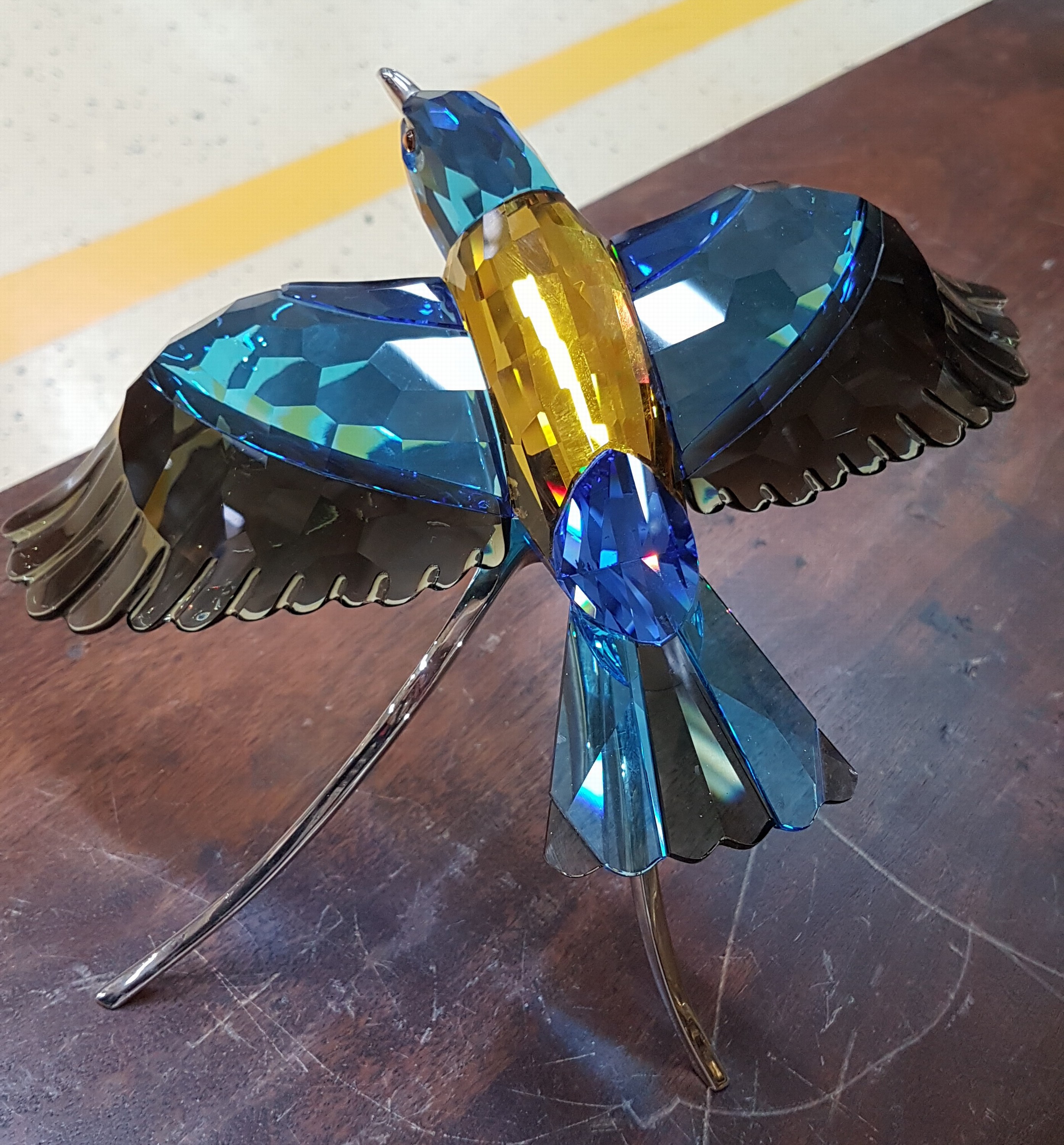 Detail c: Glasskulptur Blauracke, Swarovski, farbiges Kristallglas, aus der Serie "Paradies", auf Metallbogen präsentiert, Stempelsignet, H. 17 cm
