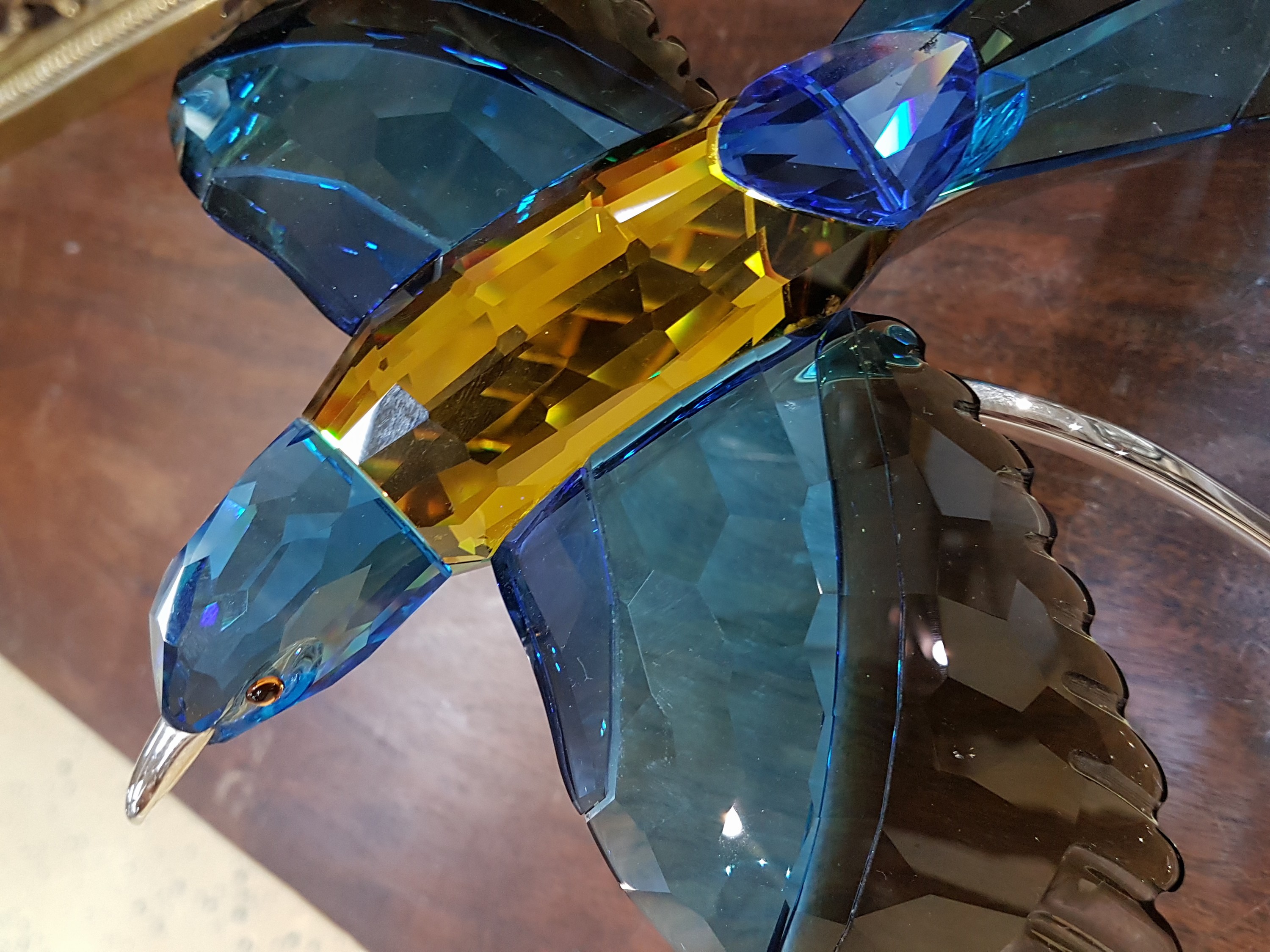 Detail d: Glasskulptur Blauracke, Swarovski, farbiges Kristallglas, aus der Serie "Paradies", auf Metallbogen präsentiert, Stempelsignet, H. 17 cm