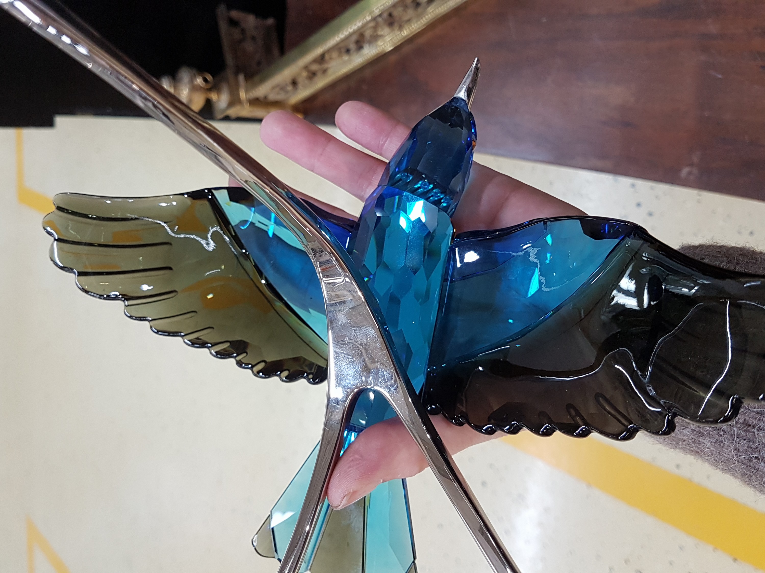 Detail e: Glasskulptur Blauracke, Swarovski, farbiges Kristallglas, aus der Serie "Paradies", auf Metallbogen präsentiert, Stempelsignet, H. 17 cm