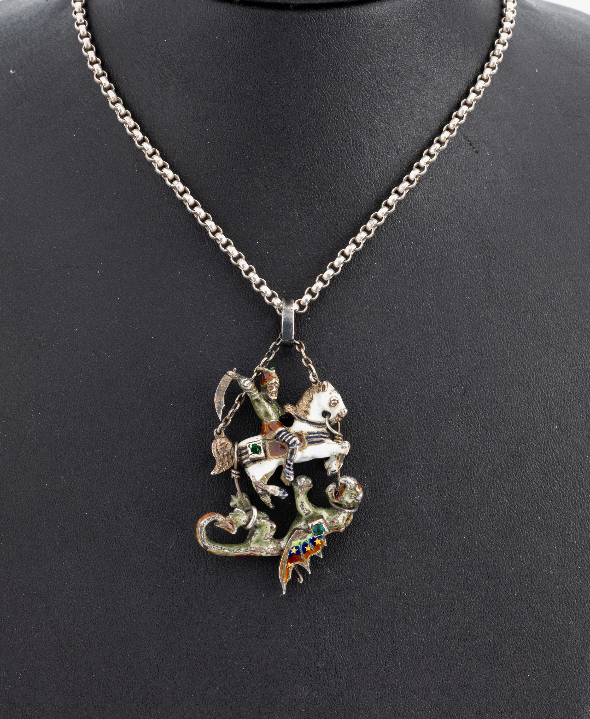 Email-Anhänger, um 1880, Silber gepr., nachälterem Vorbild, Darstellung Heiliger Georg imKampf mit dem Drachen, besiegter Drache bewegl. ...