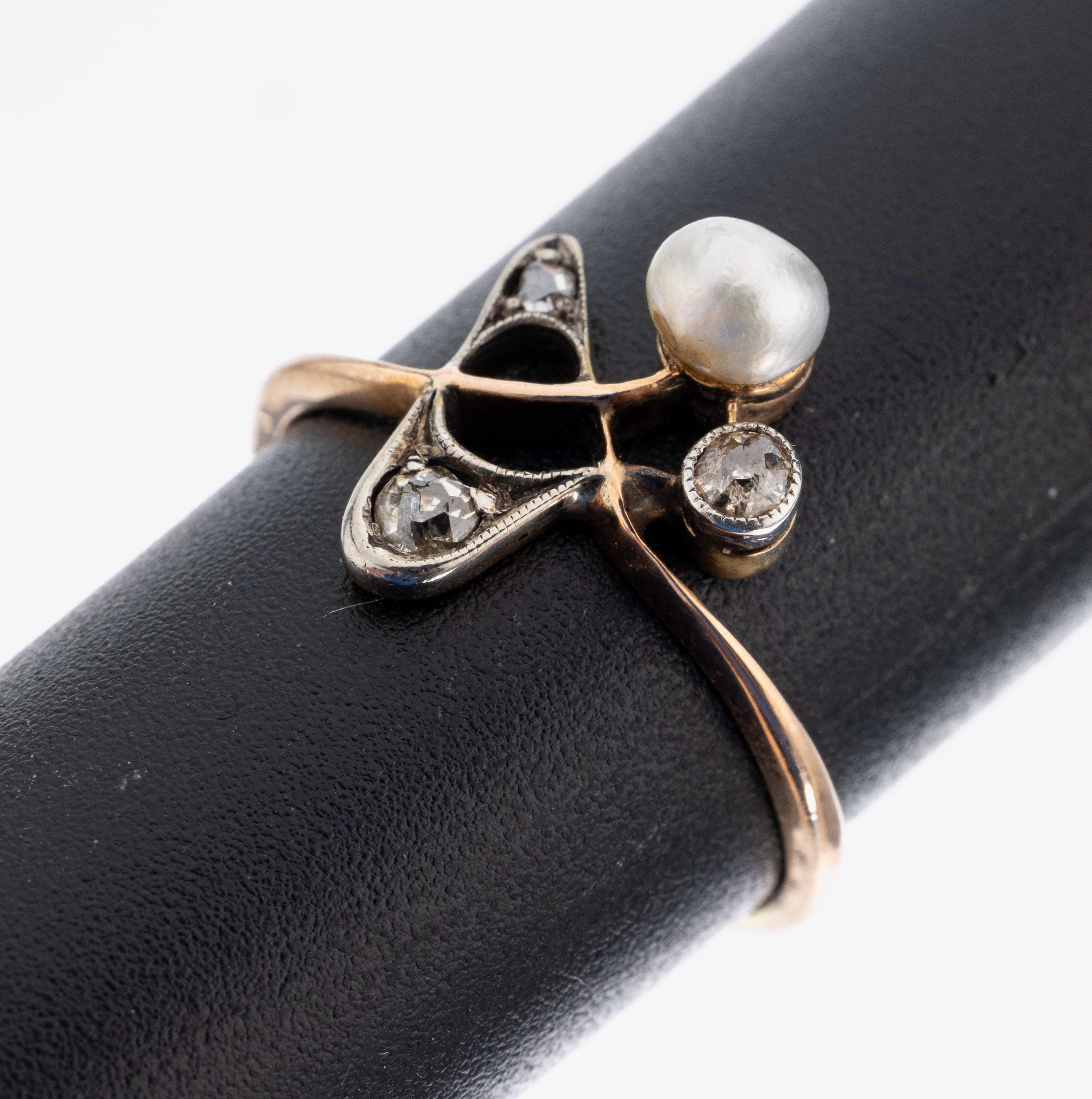 14 kt Gold Jugendstil Diamant-Perl-Ring, um 1900, GG 585/000 gepr., Ringkopf schauseitig Silber, sehr feine und zarte Ausführung, 2 ...