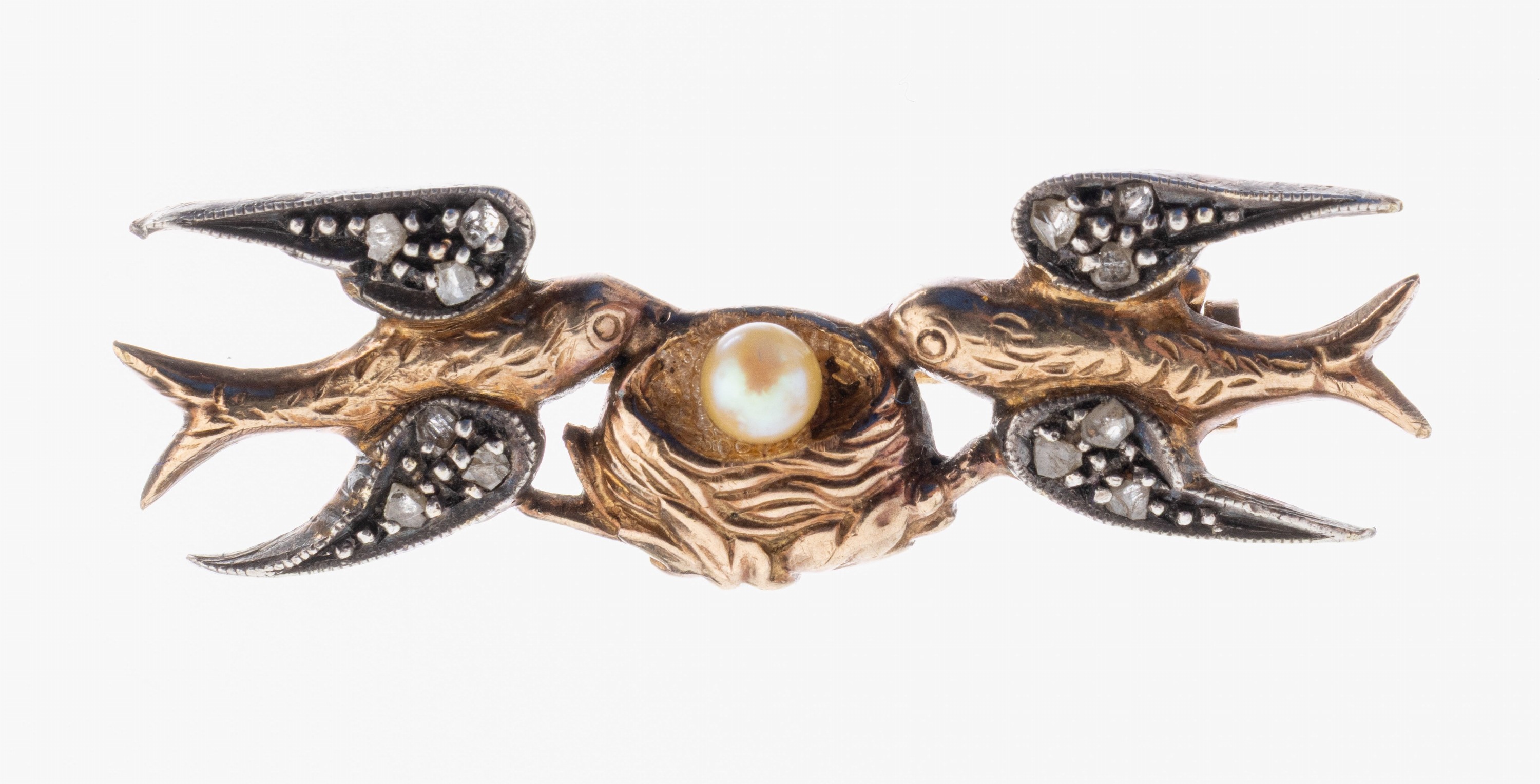 18 kt Gold Diamant-Perl-Brosche, um 1900, GG 750/000 gepr., Darstellung zweier Schwalbenmit Vogelnest, Flügel schauseitig Silber mit kl. ...