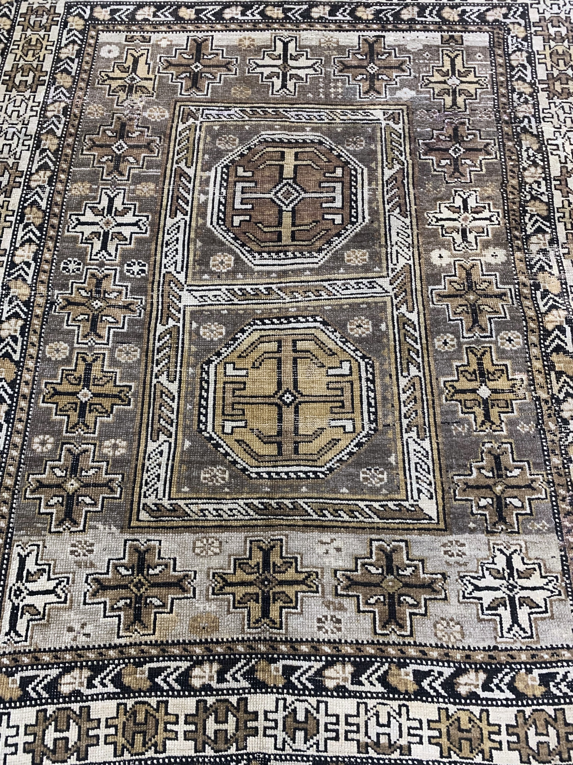 Detail c: Antiker Schirwan, Kaukasus, 19.Jhd, Wolle auf Wolle, ca. 136 x 110 cm, EHZ: 4