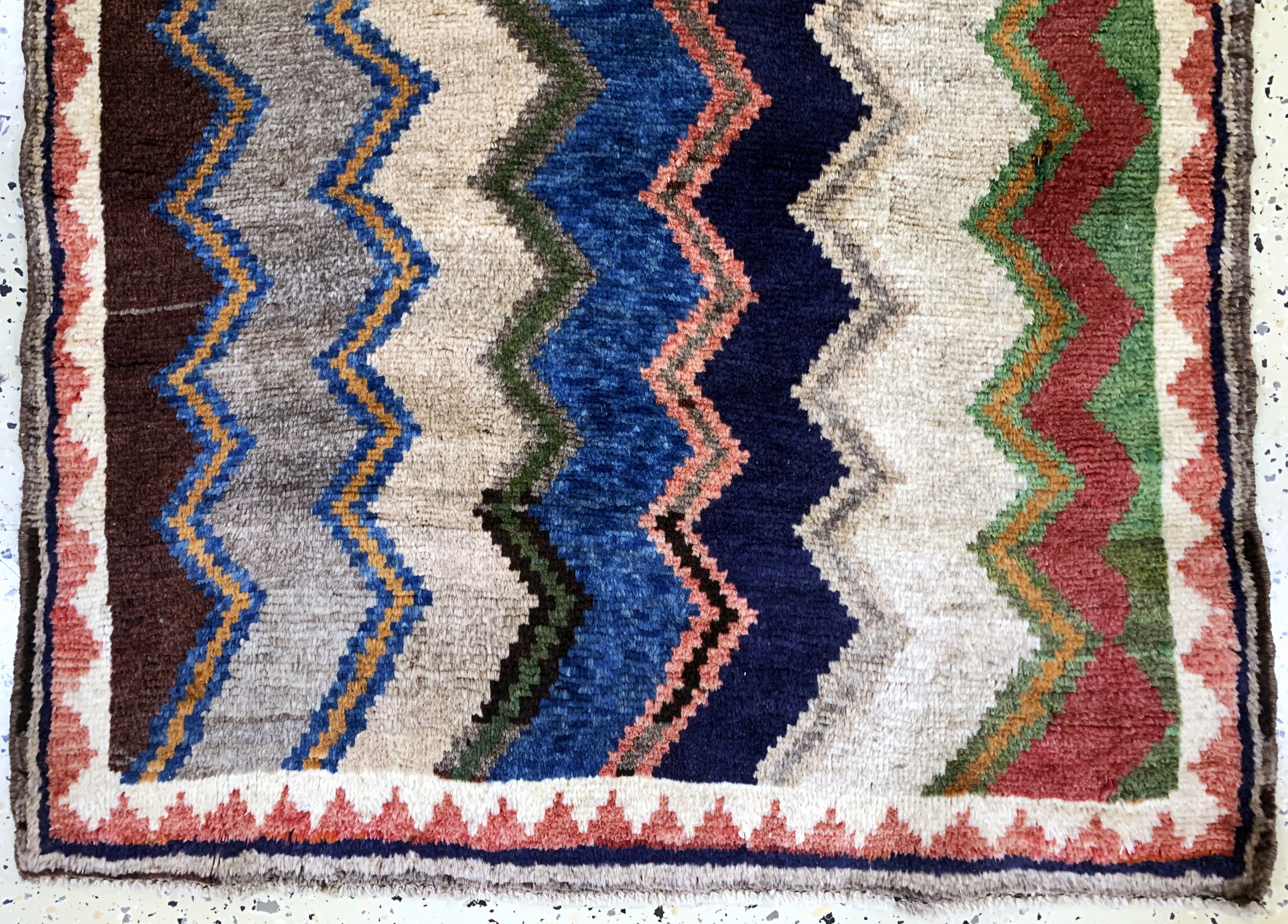 Detail b: Gabbeh alt, Persien, Mitte 20.Jhd, Wolle auf Wolle, ca. 160 x 89 cm, Mottenfraß, EHZ: 2