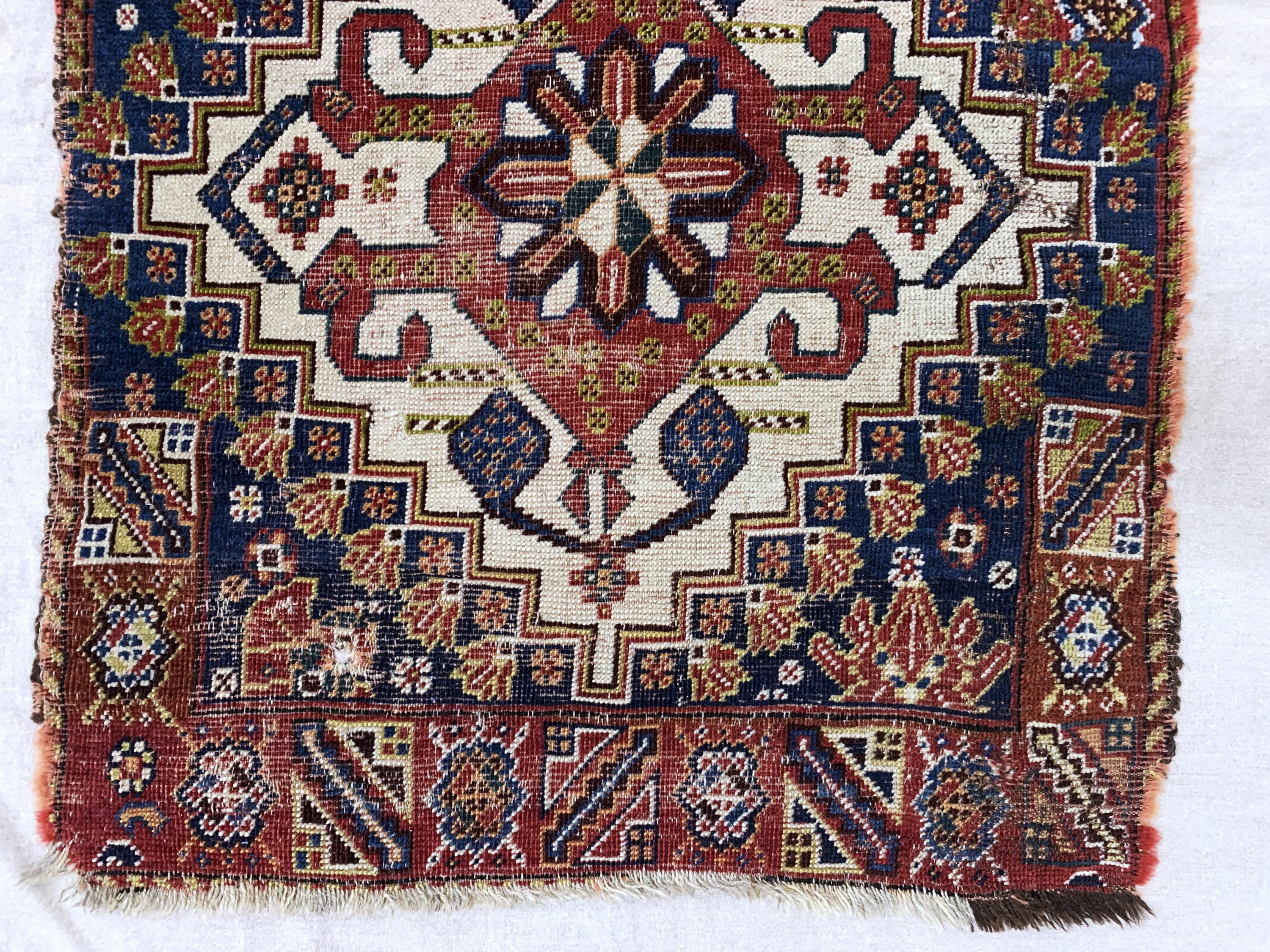Detail b: Antiker Ghaschgai, Persien, 19.Jhd, Wolle auf Wolle, ca. 110 x 68 cm, EHZ: 4, (auf Leinen genäht)
