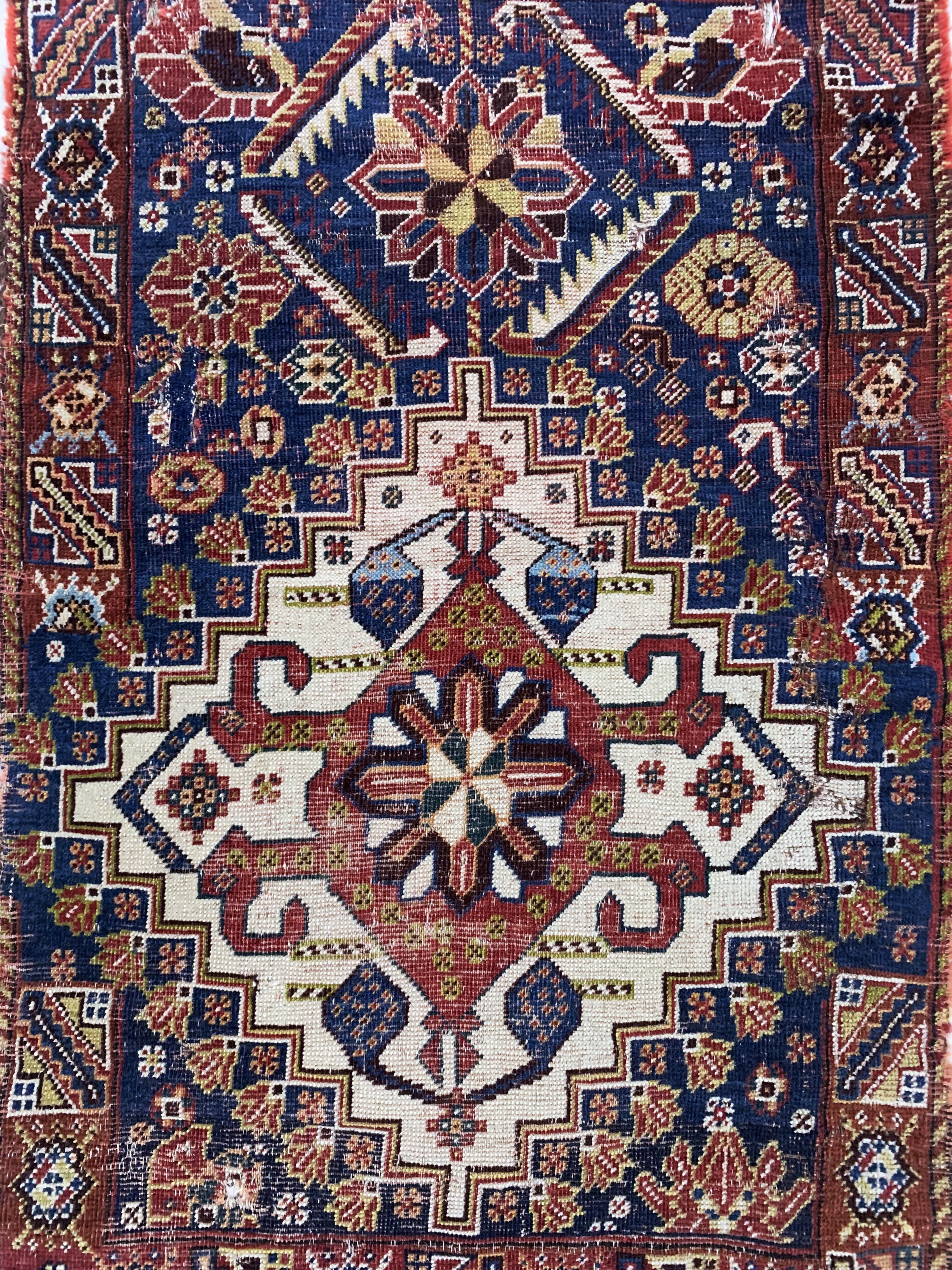 Detail c: Antiker Ghaschgai, Persien, 19.Jhd, Wolle auf Wolle, ca. 110 x 68 cm, EHZ: 4, (auf Leinen genäht)